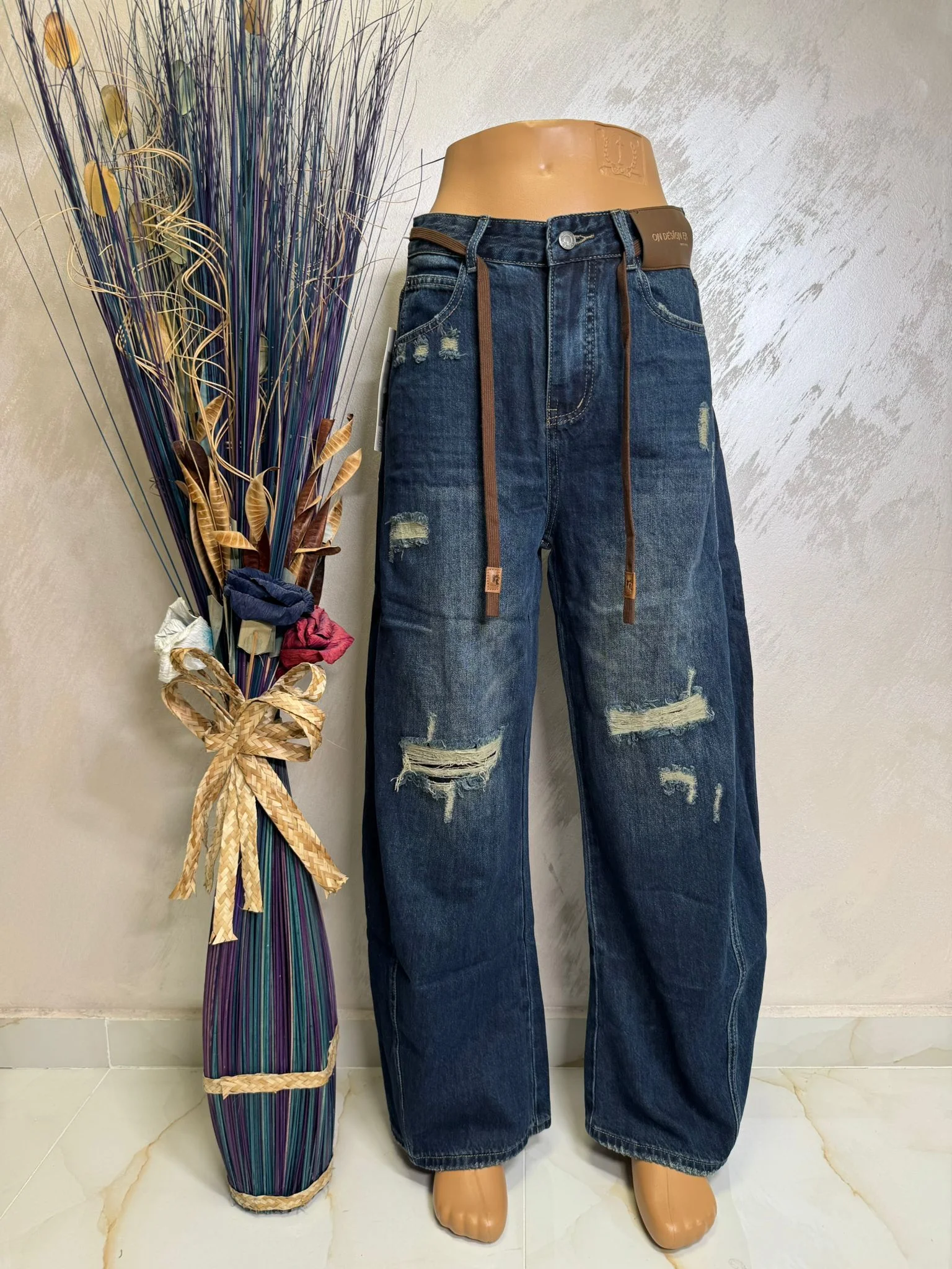 Blugi damă wide leg rupți cu curea decorativă