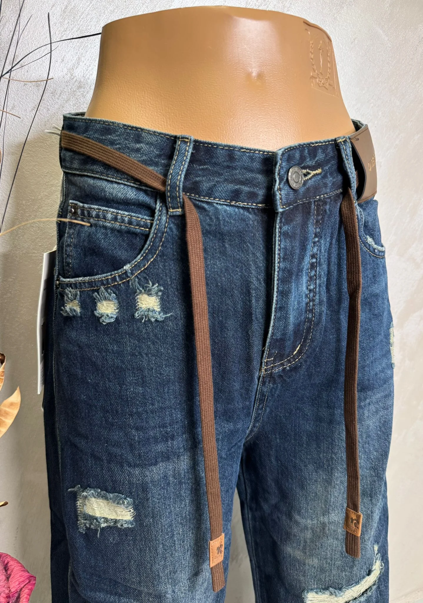 Blugi damă wide leg rupți cu curea decorativă