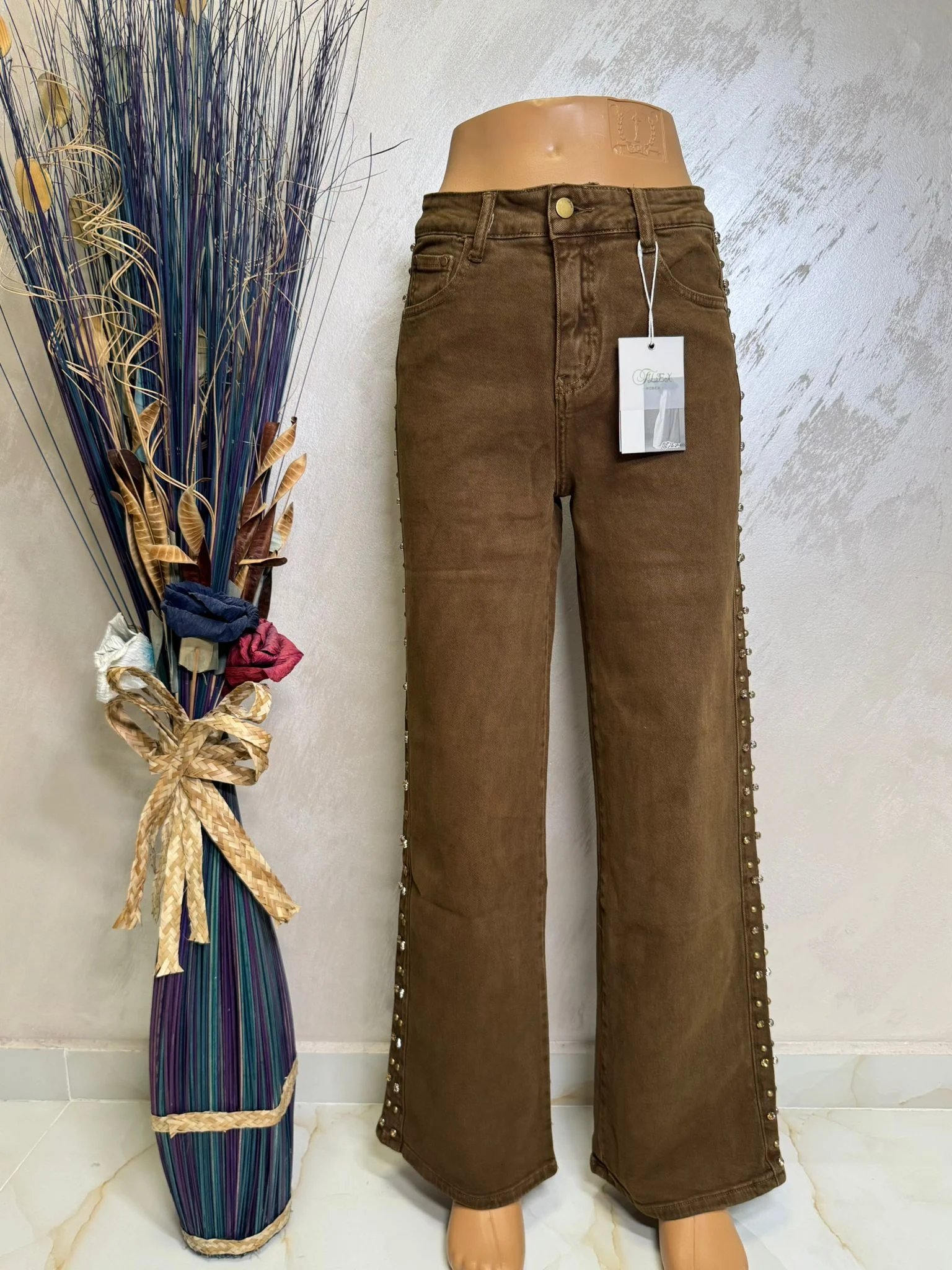 Blugi damă maro, evazați, cu aplicații strass pe lateral – eleganți și moderni.