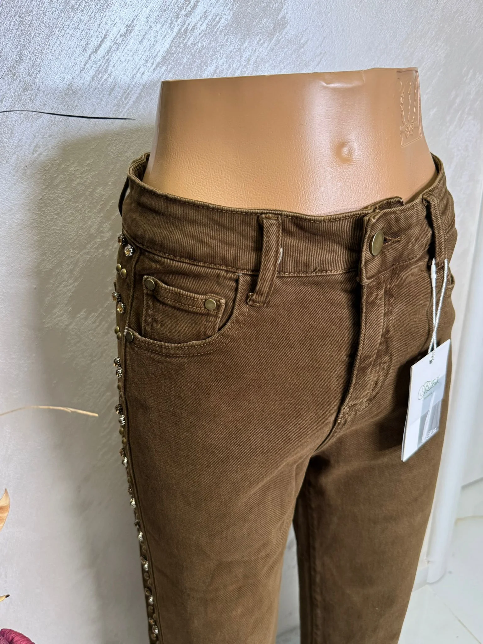 Blugi damă maro, evazați, cu aplicații strass pe lateral – eleganți și moderni.