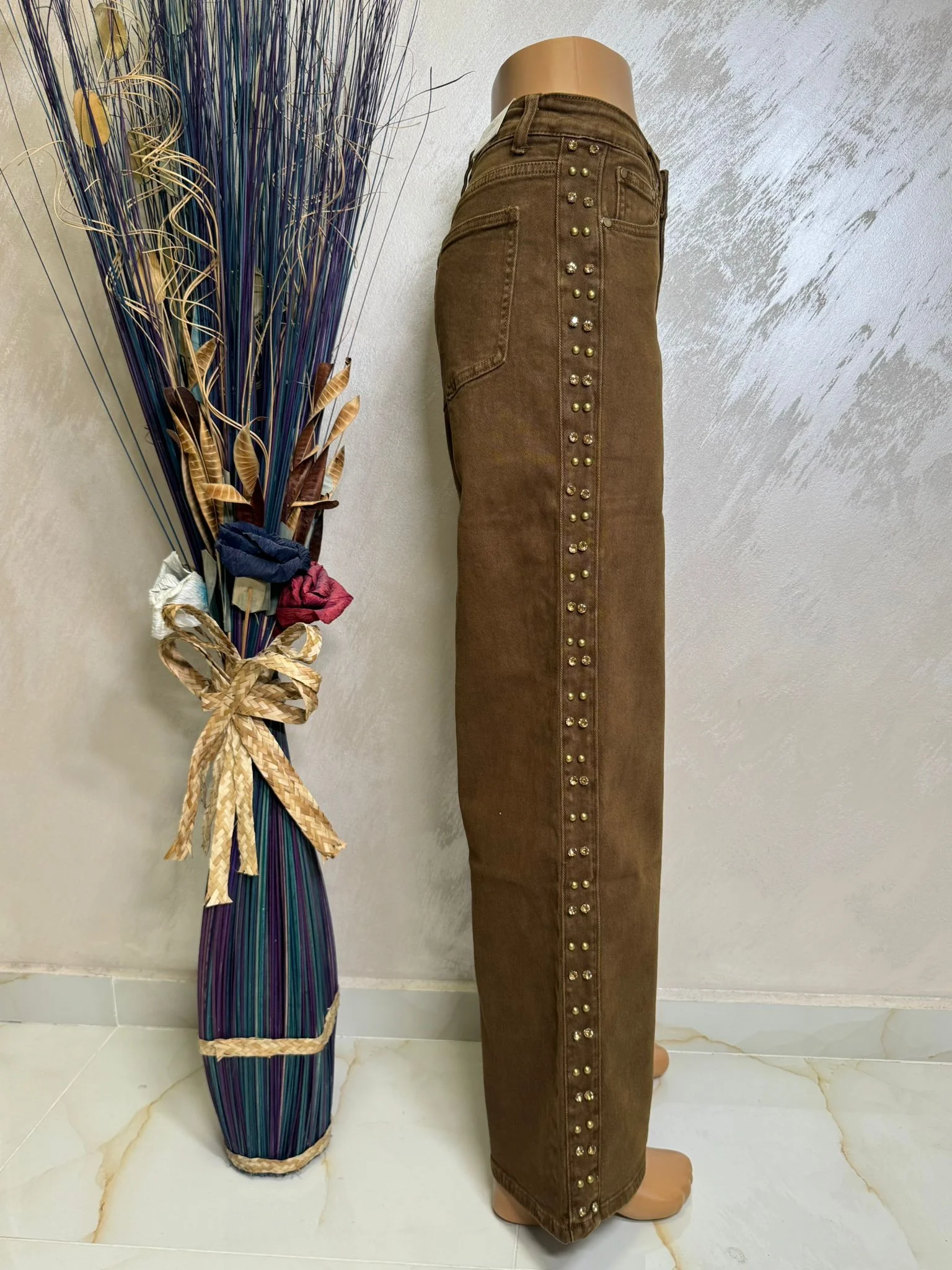 Blugi damă maro, evazați, cu aplicații strass pe lateral – eleganți și moderni.