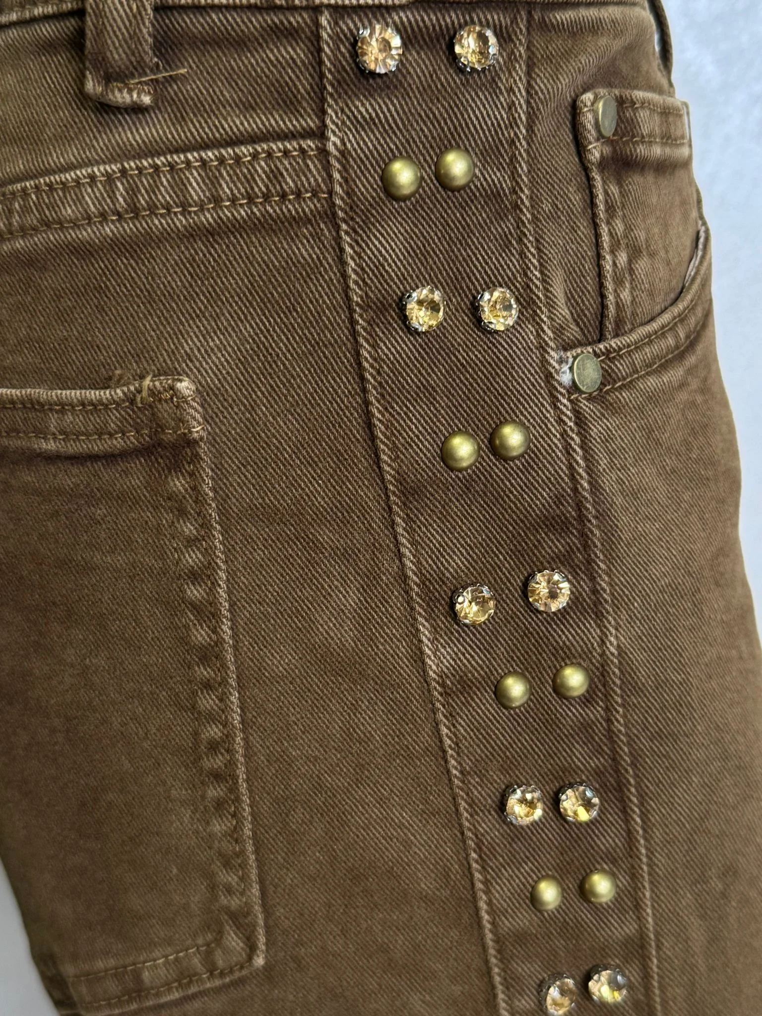 Blugi damă maro, evazați, cu aplicații strass pe lateral – eleganți și moderni.