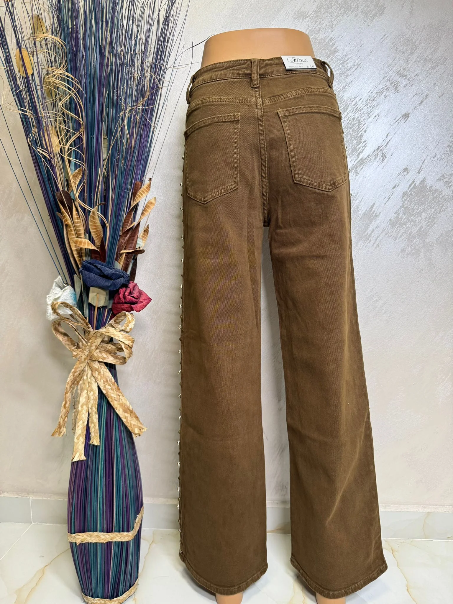 Blugi damă maro, evazați, cu aplicații strass pe lateral – eleganți și moderni.