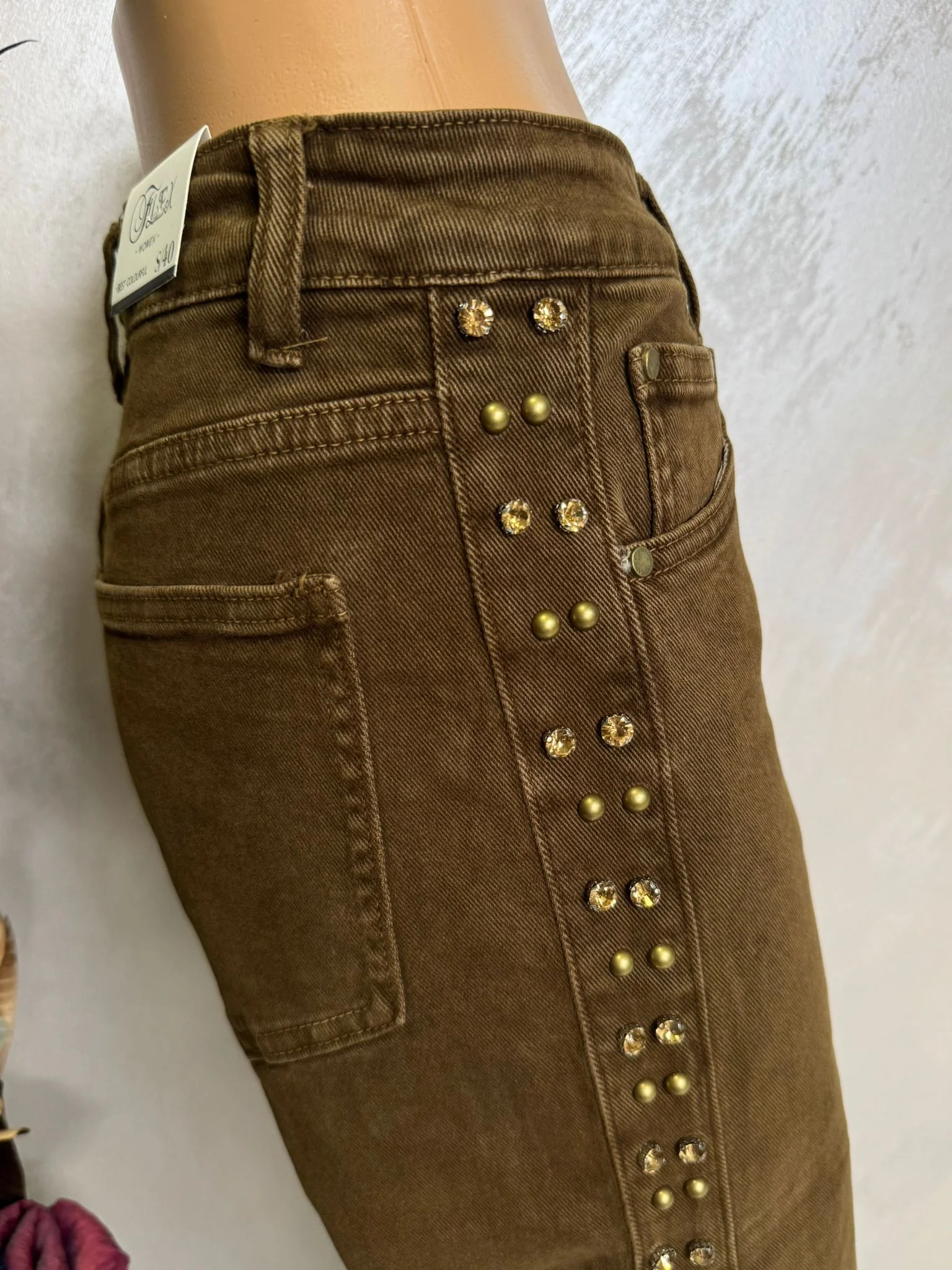 Blugi damă maro, evazați, cu aplicații strass pe lateral – eleganți și moderni.