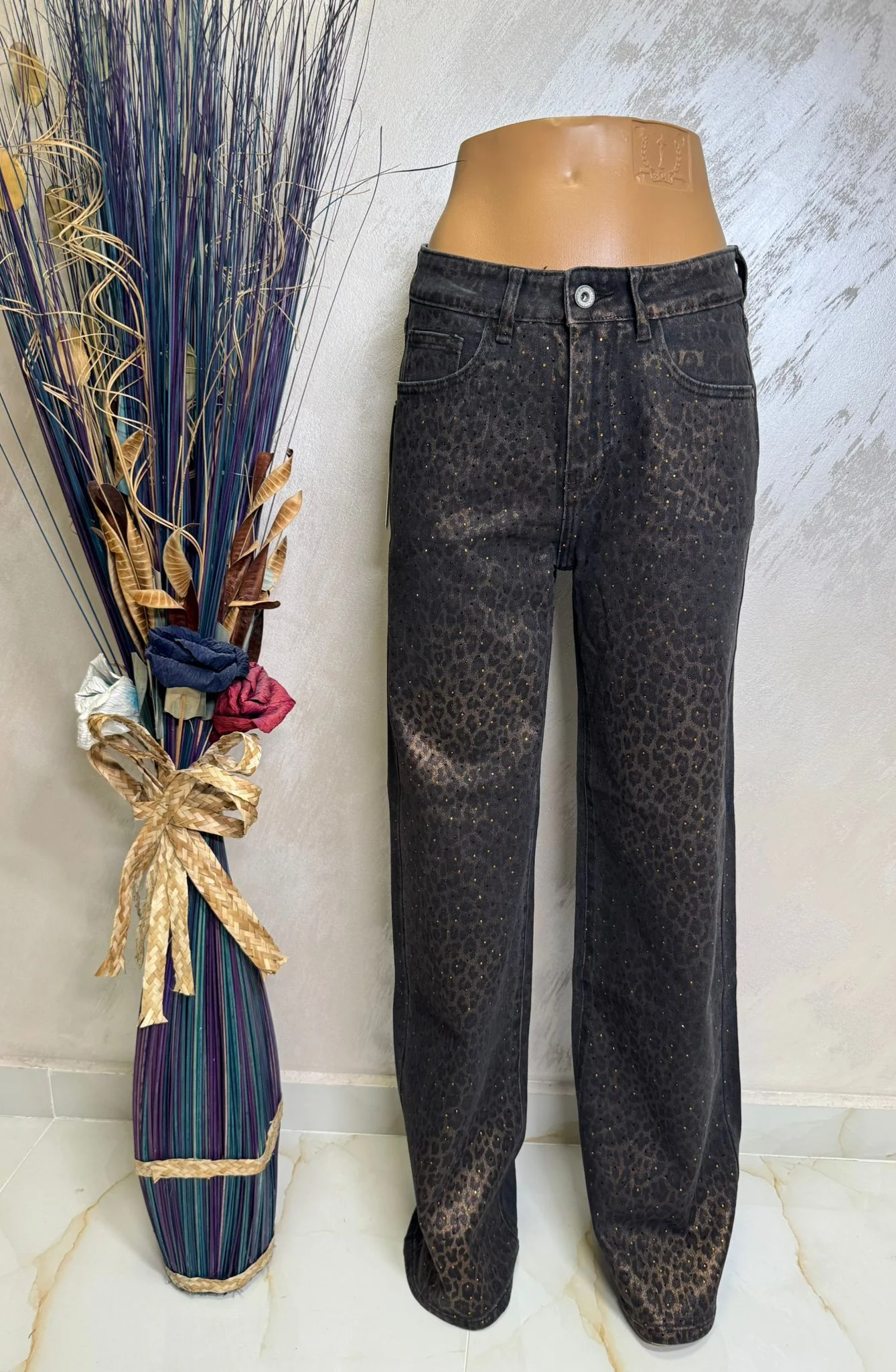 Blugi damă cu imprimeu leopard și strass, model modern și de efect.