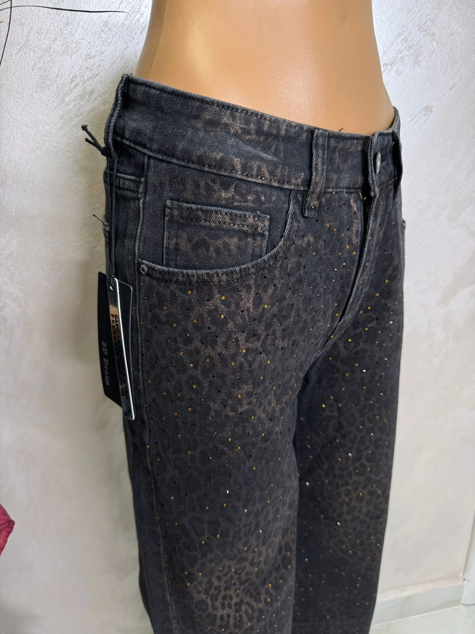 Blugi damă cu imprimeu leopard și strass, model modern și de efect.