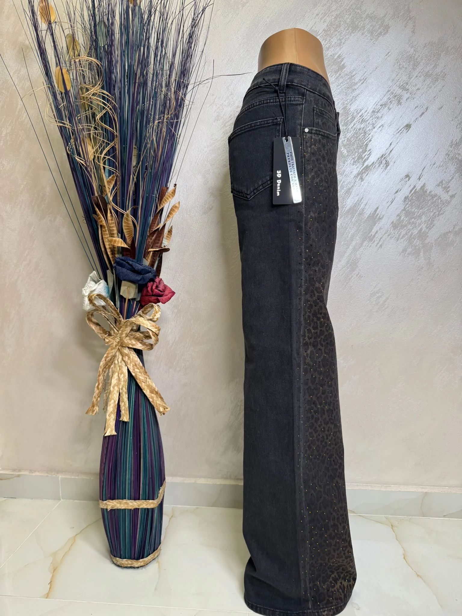 Blugi damă cu imprimeu leopard și strass, model modern și de efect.