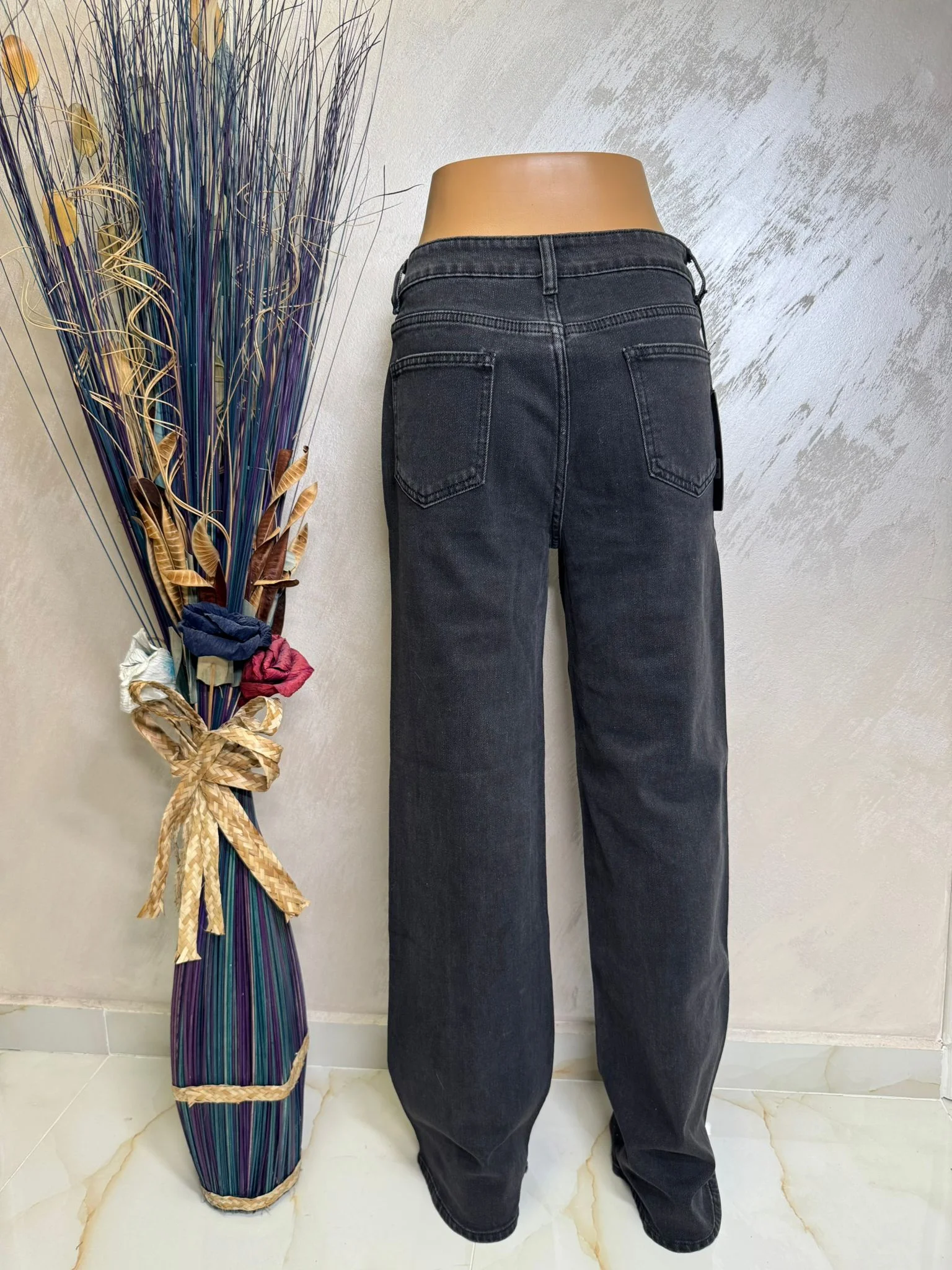 Blugi damă cu imprimeu leopard și strass, model modern și de efect.