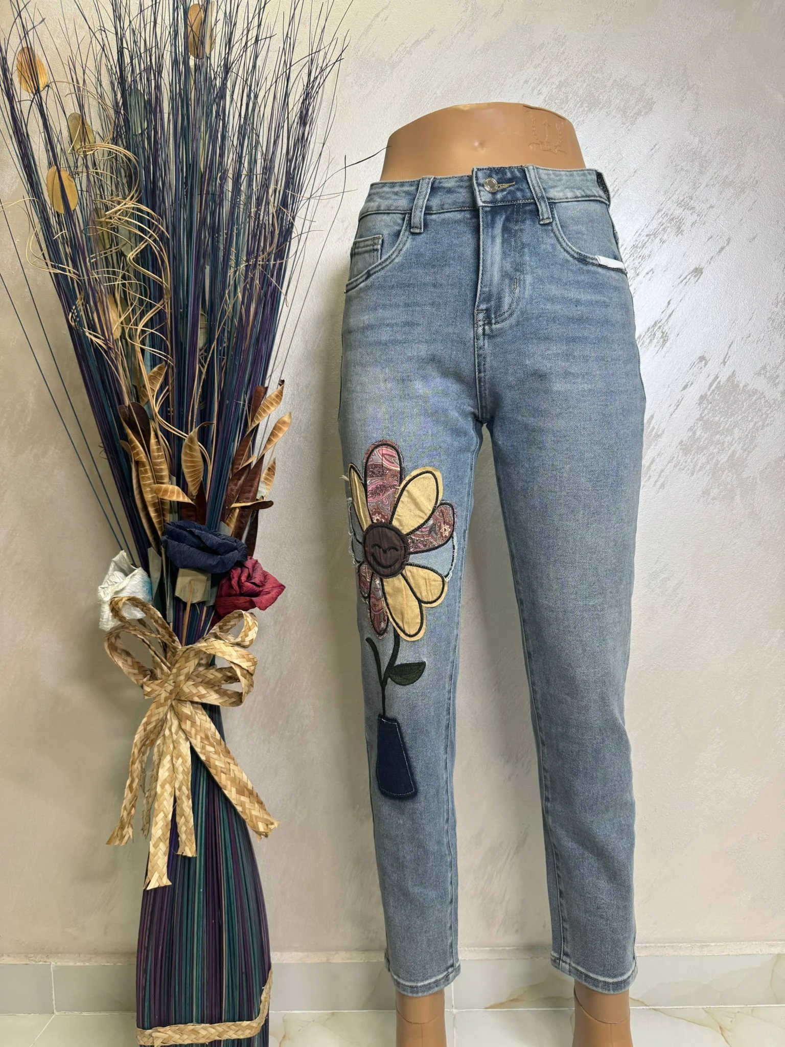 Blugi damă cu aplicație florală, model casual modern
