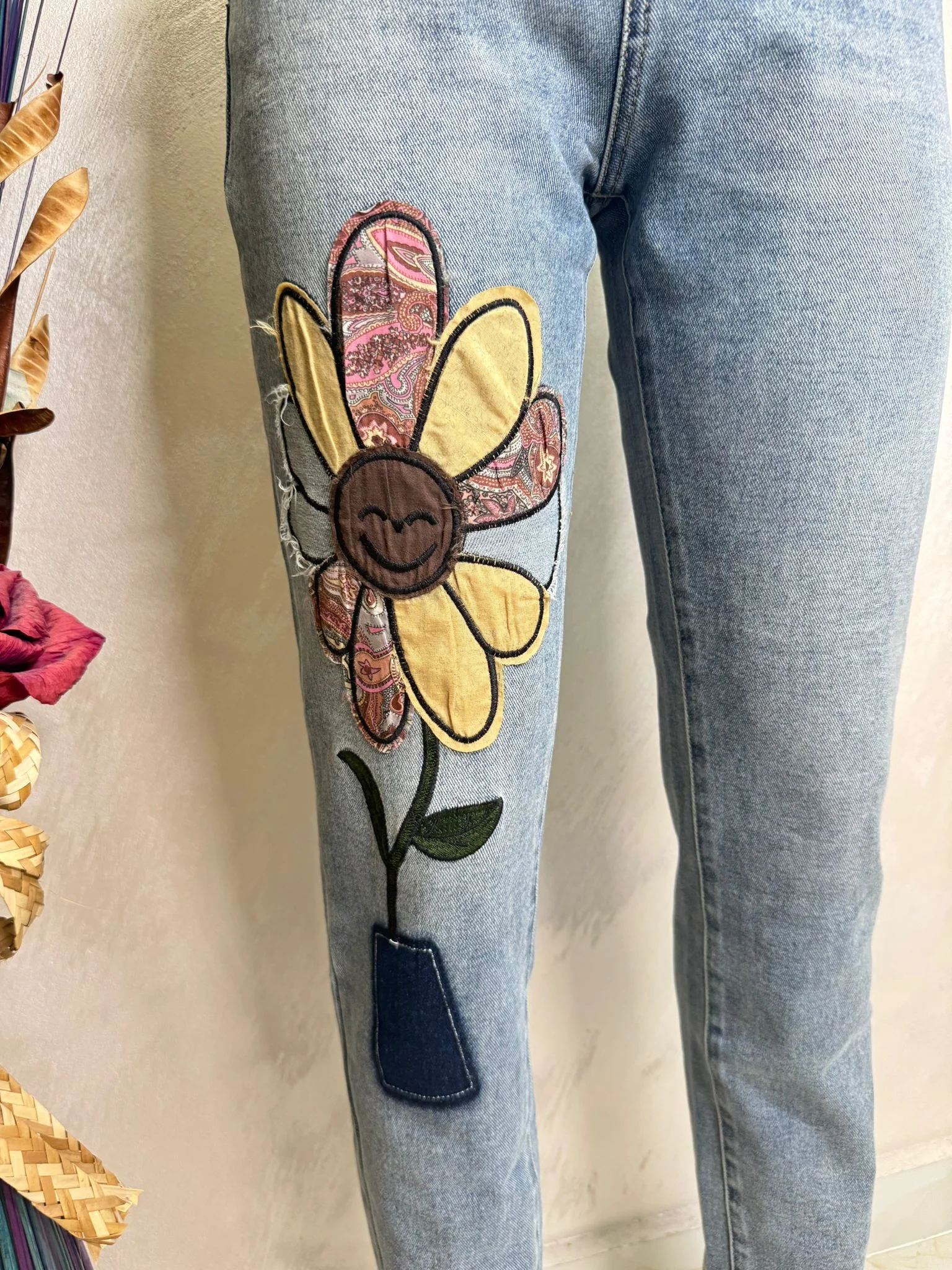 Blugi damă cu aplicație florală, model casual modern