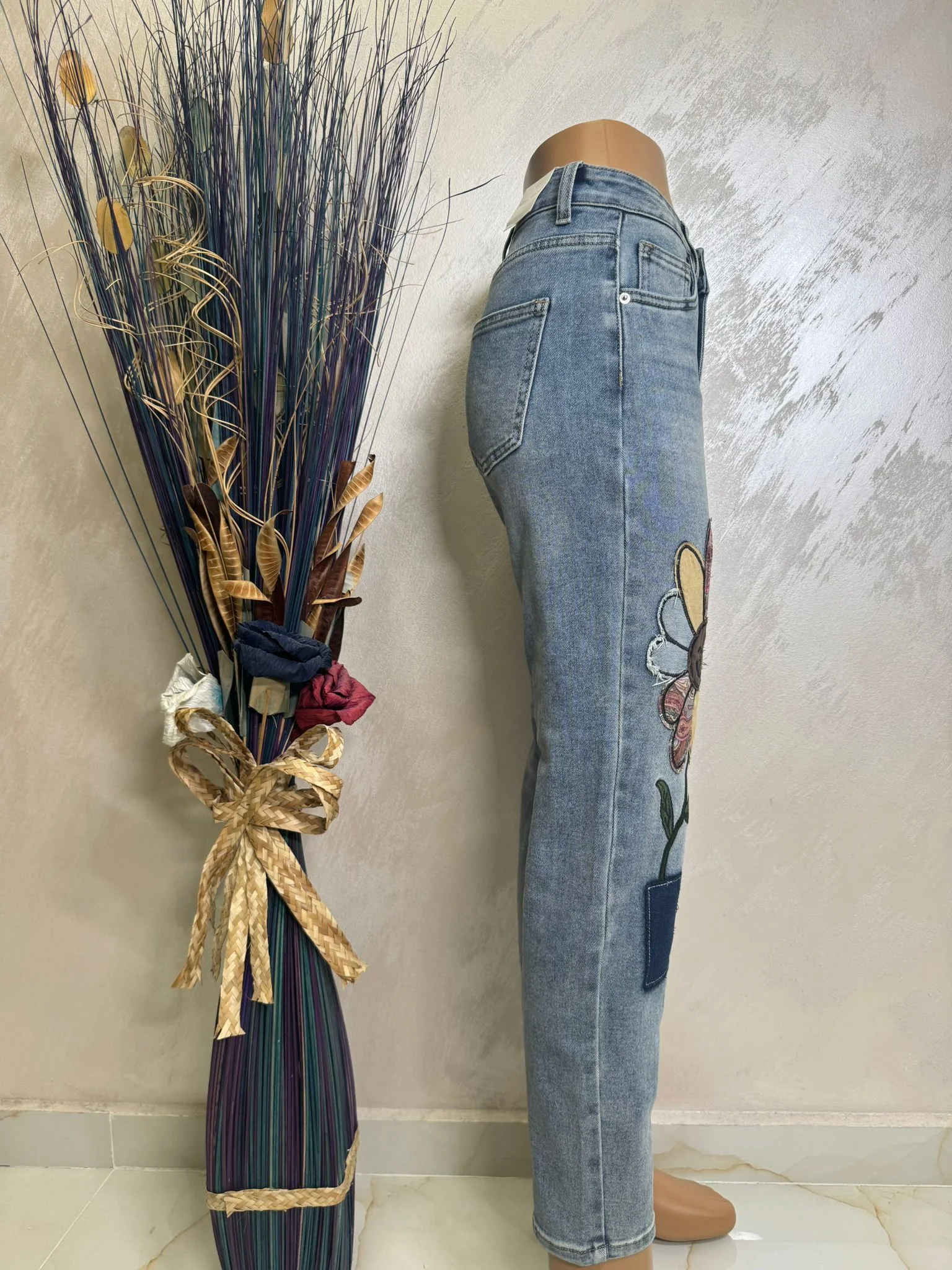 Blugi damă cu aplicație florală, model casual modern