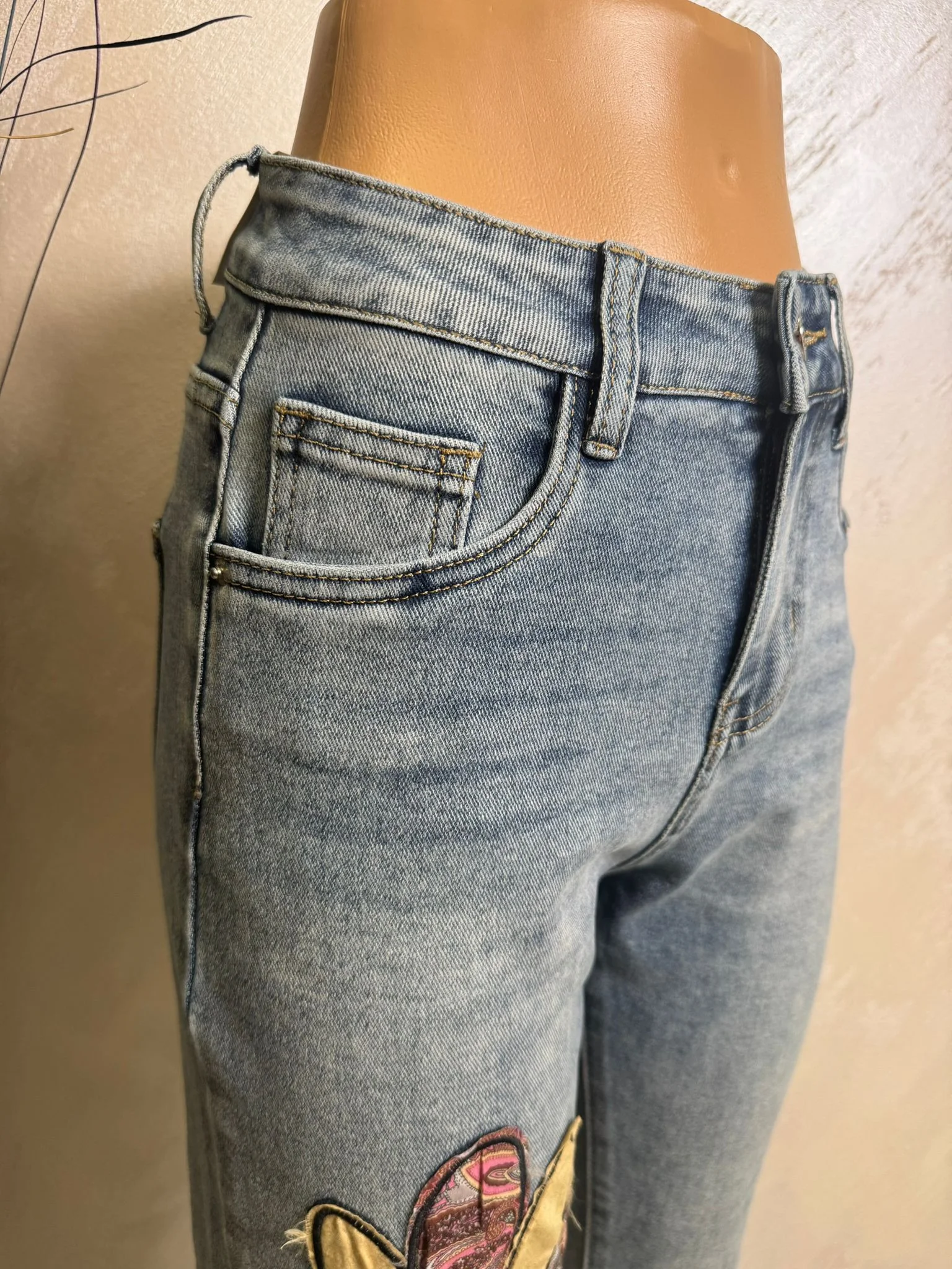 Blugi damă cu aplicație florală, model casual modern