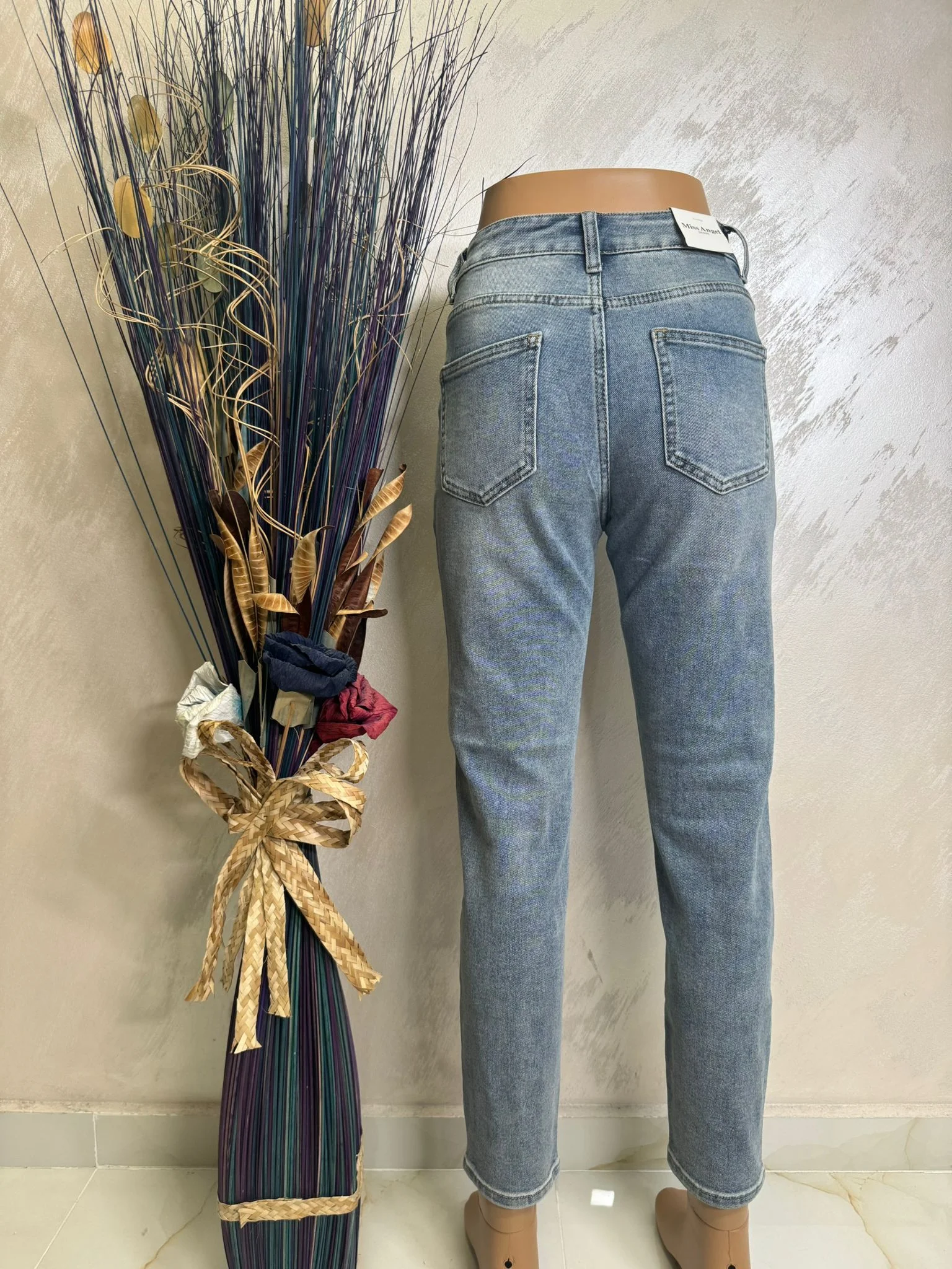 Blugi damă cu aplicație florală, model casual modern