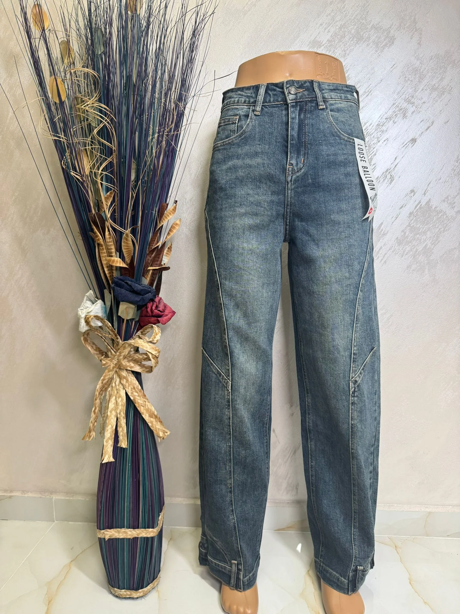 Blugi damă cu buzunare aplicate, model modern