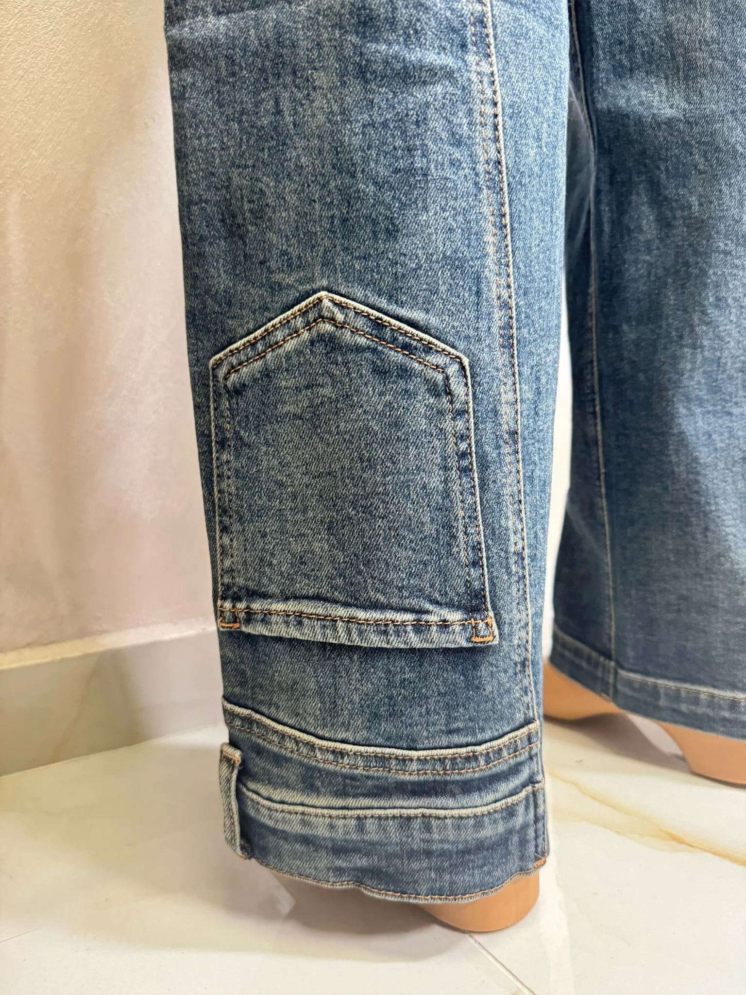 Blugi damă cu buzunare aplicate, model modern