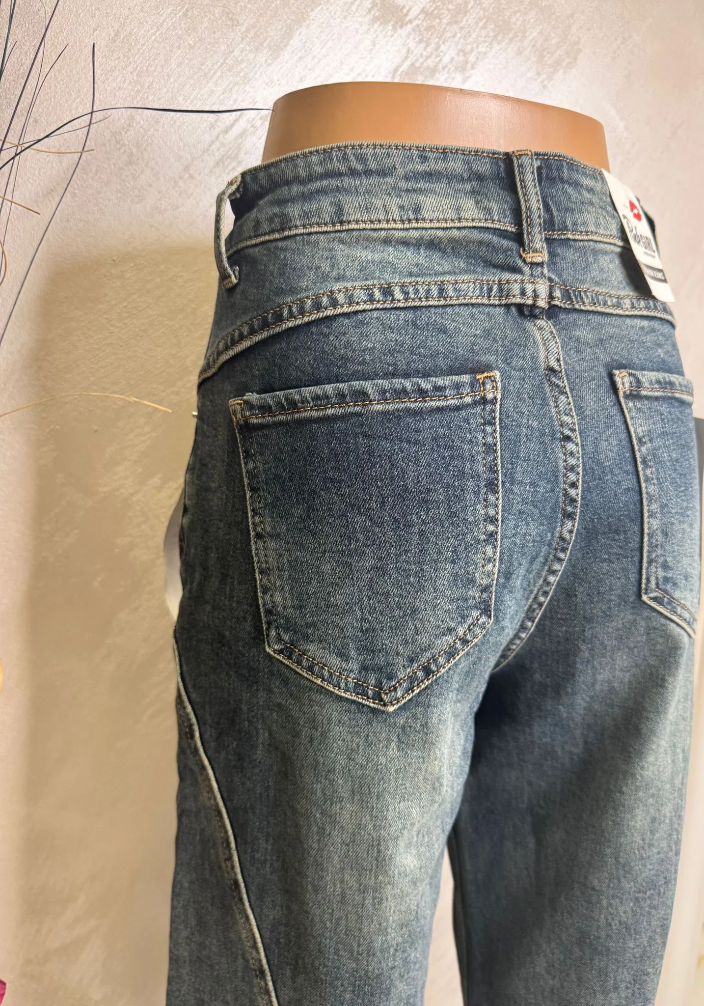 Blugi damă cu buzunare aplicate, model modern