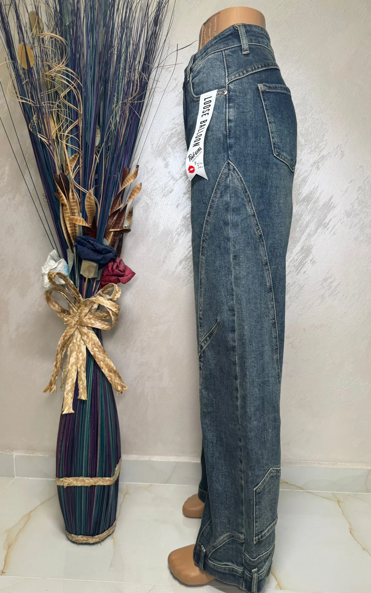 Blugi damă cu buzunare aplicate, model modern