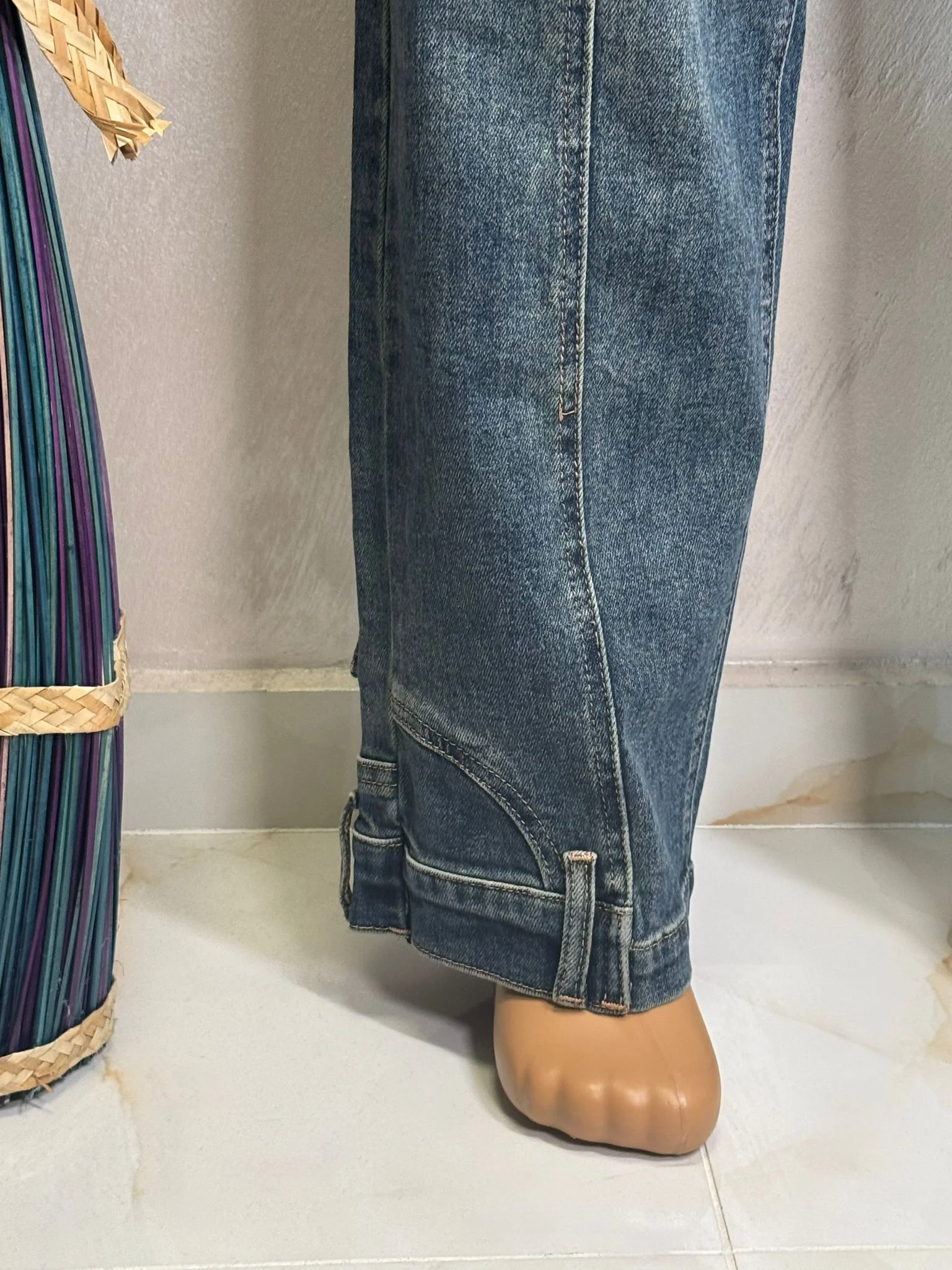 Blugi damă cu buzunare aplicate, model modern