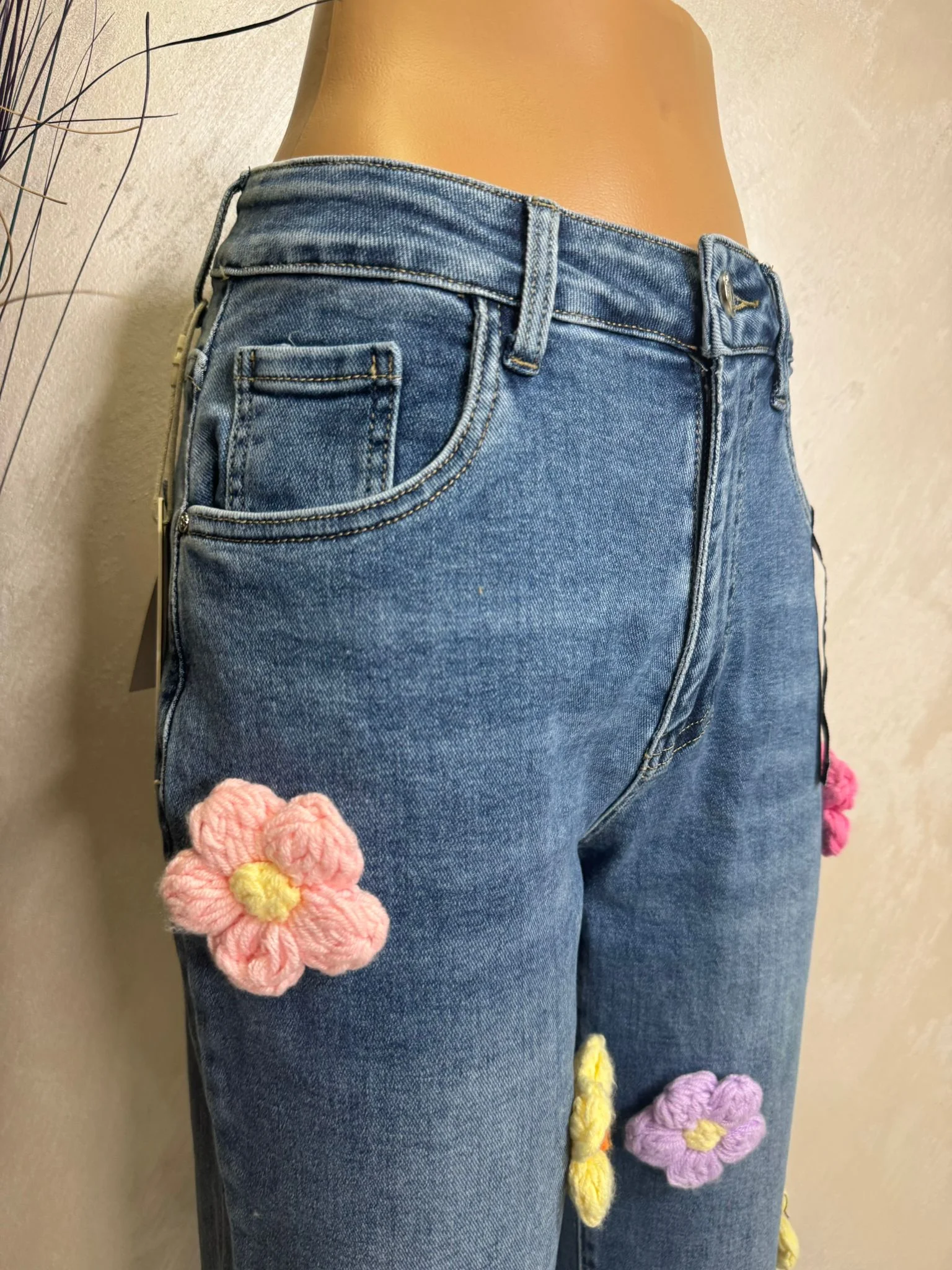 Blugi damă baggy cu aplicații florale 3D, model fashion