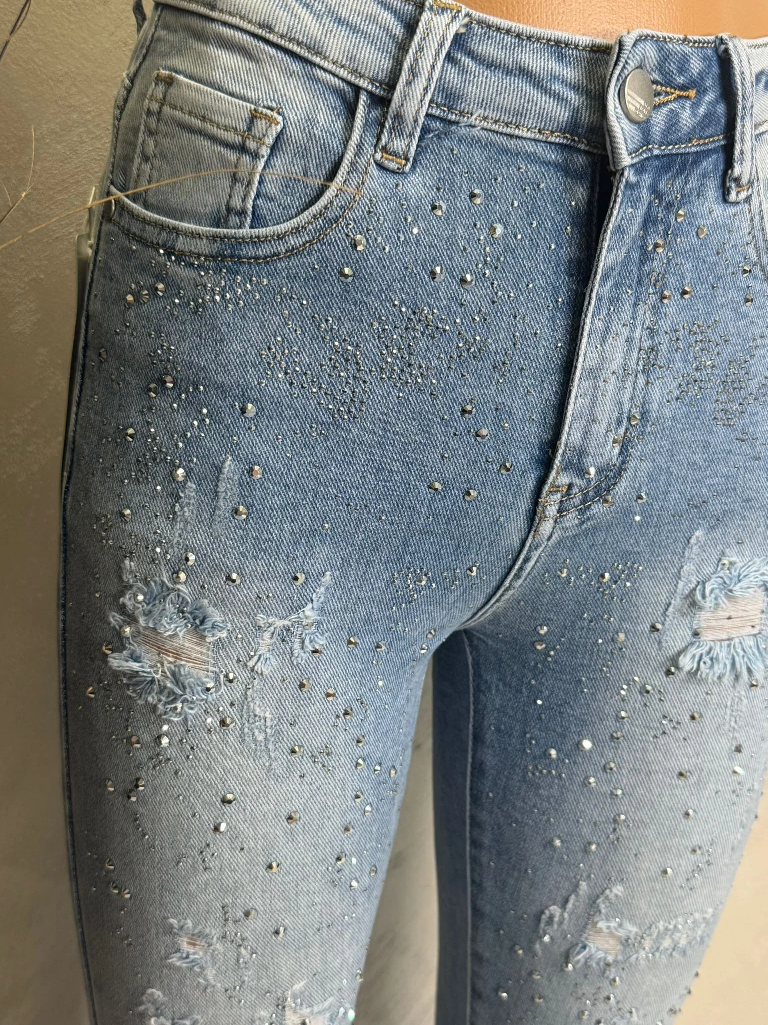 Blugi damă skinny cu strasuri și efect prespălat, model fashion