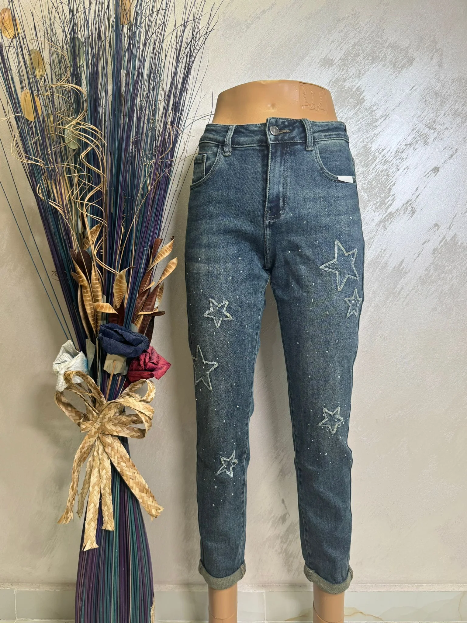 Blugi damă cu imprimeu stele și strasuri, model casual modern