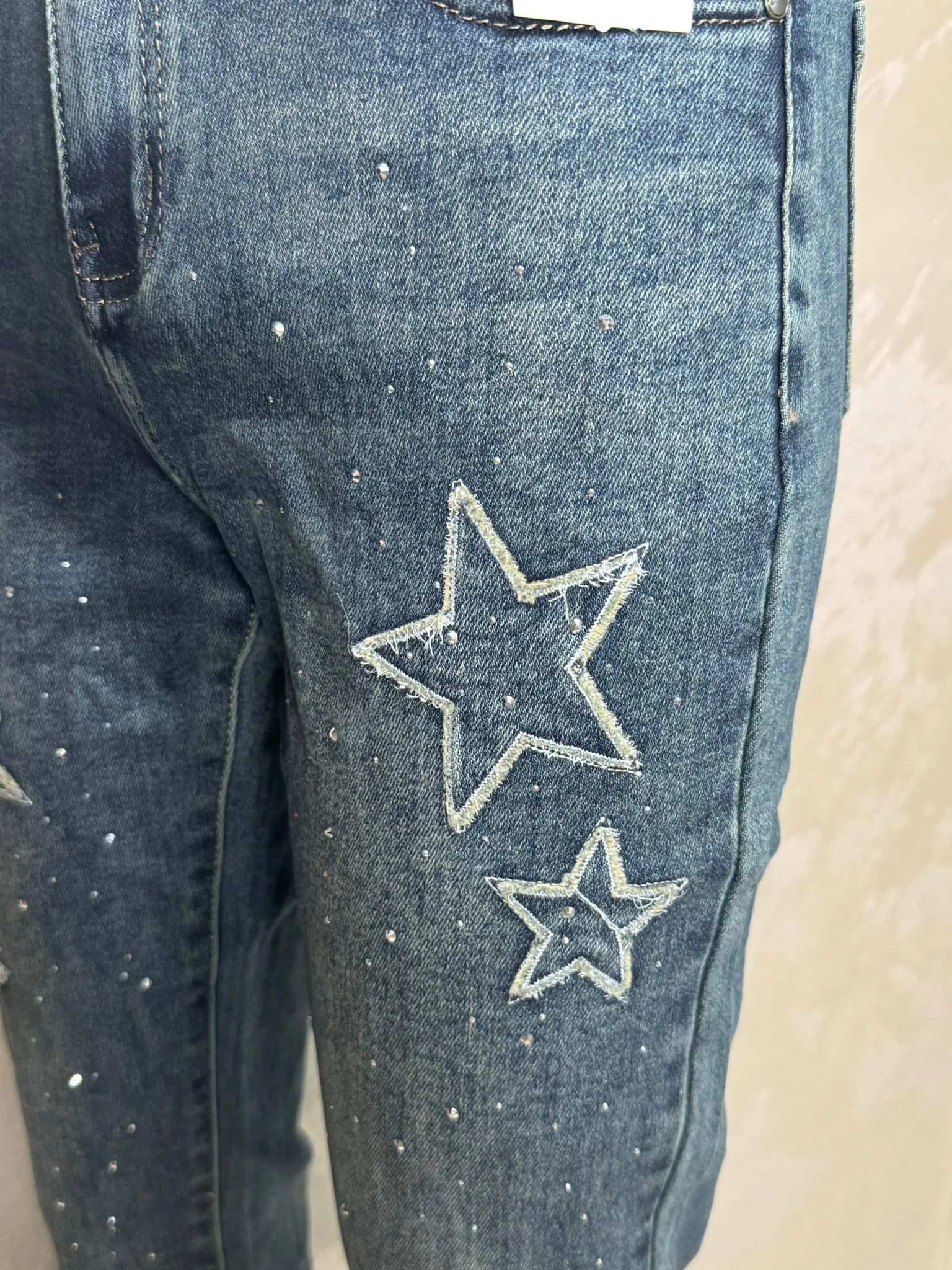 Blugi damă cu imprimeu stele și strasuri, model casual modern