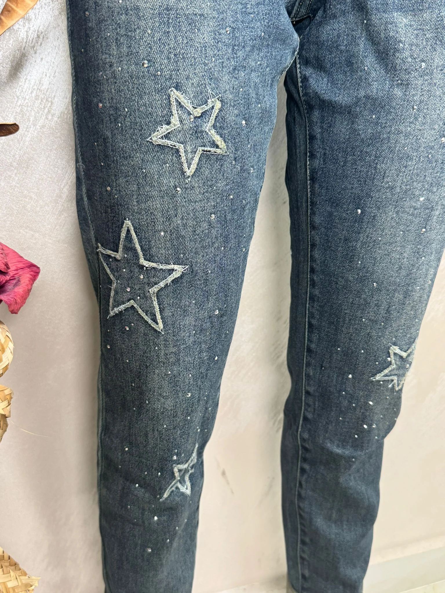 Blugi damă cu imprimeu stele și strasuri, model casual modern