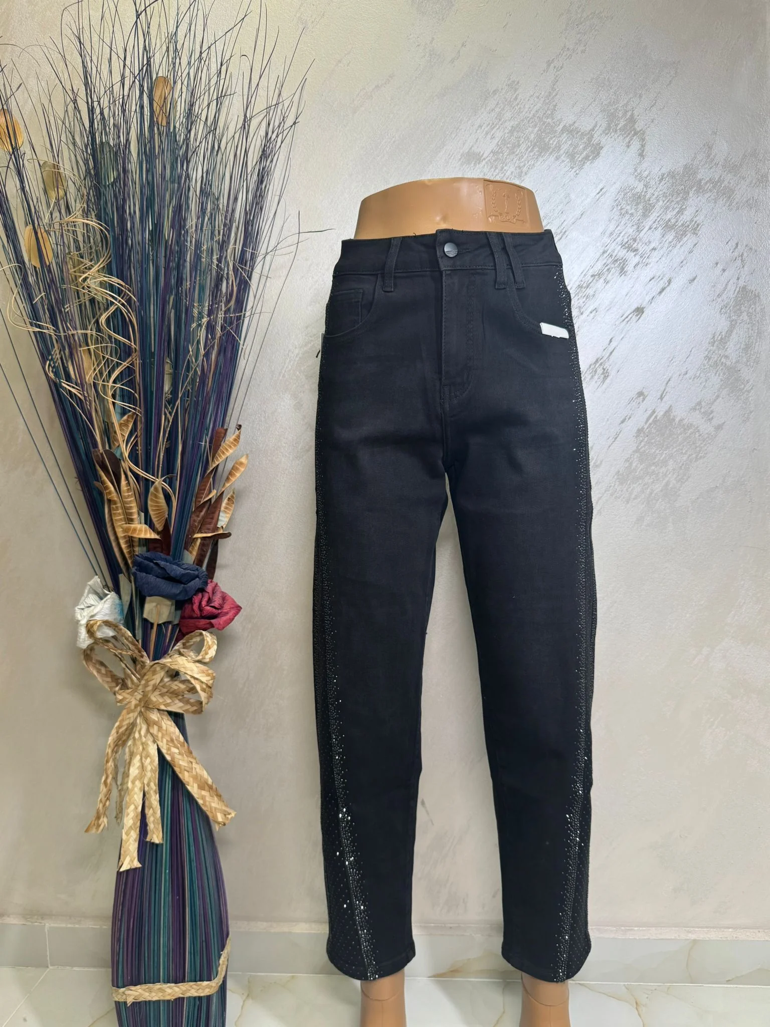 Blugi cu strasuri pe lateral, eleganți și ușor de asortat.