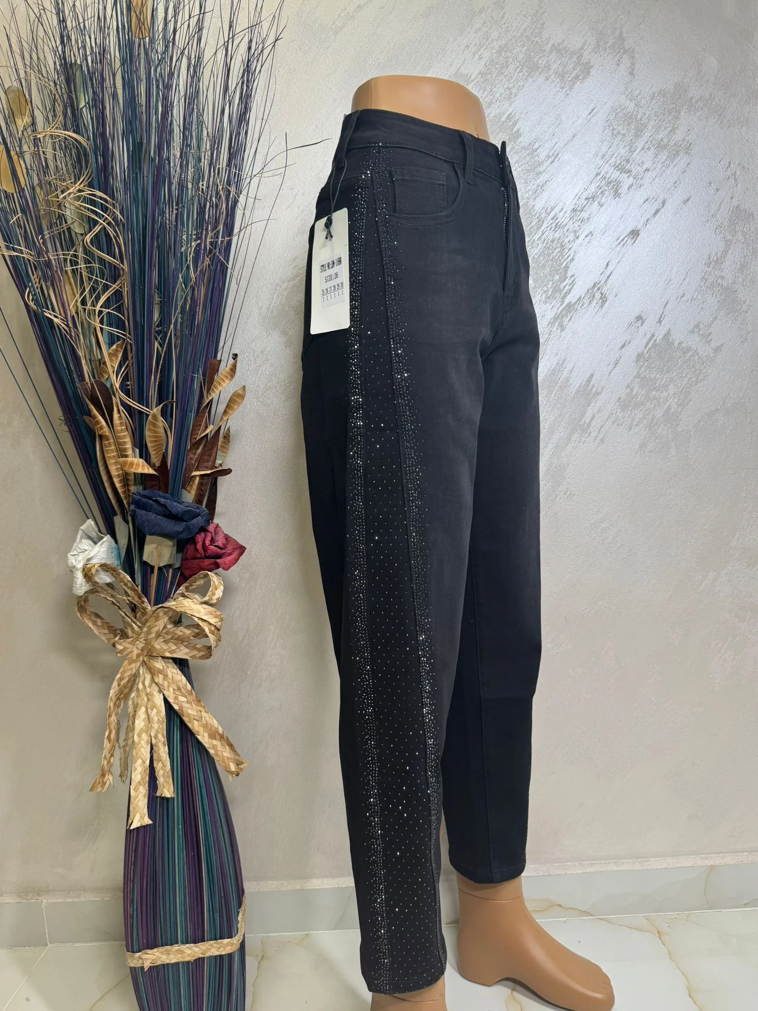 Blugi cu strasuri pe lateral, eleganți și ușor de asortat.