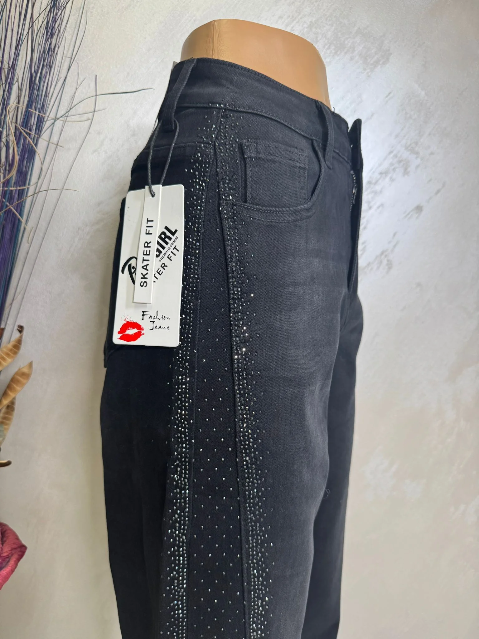 Blugi cu strasuri pe lateral, eleganți și ușor de asortat.