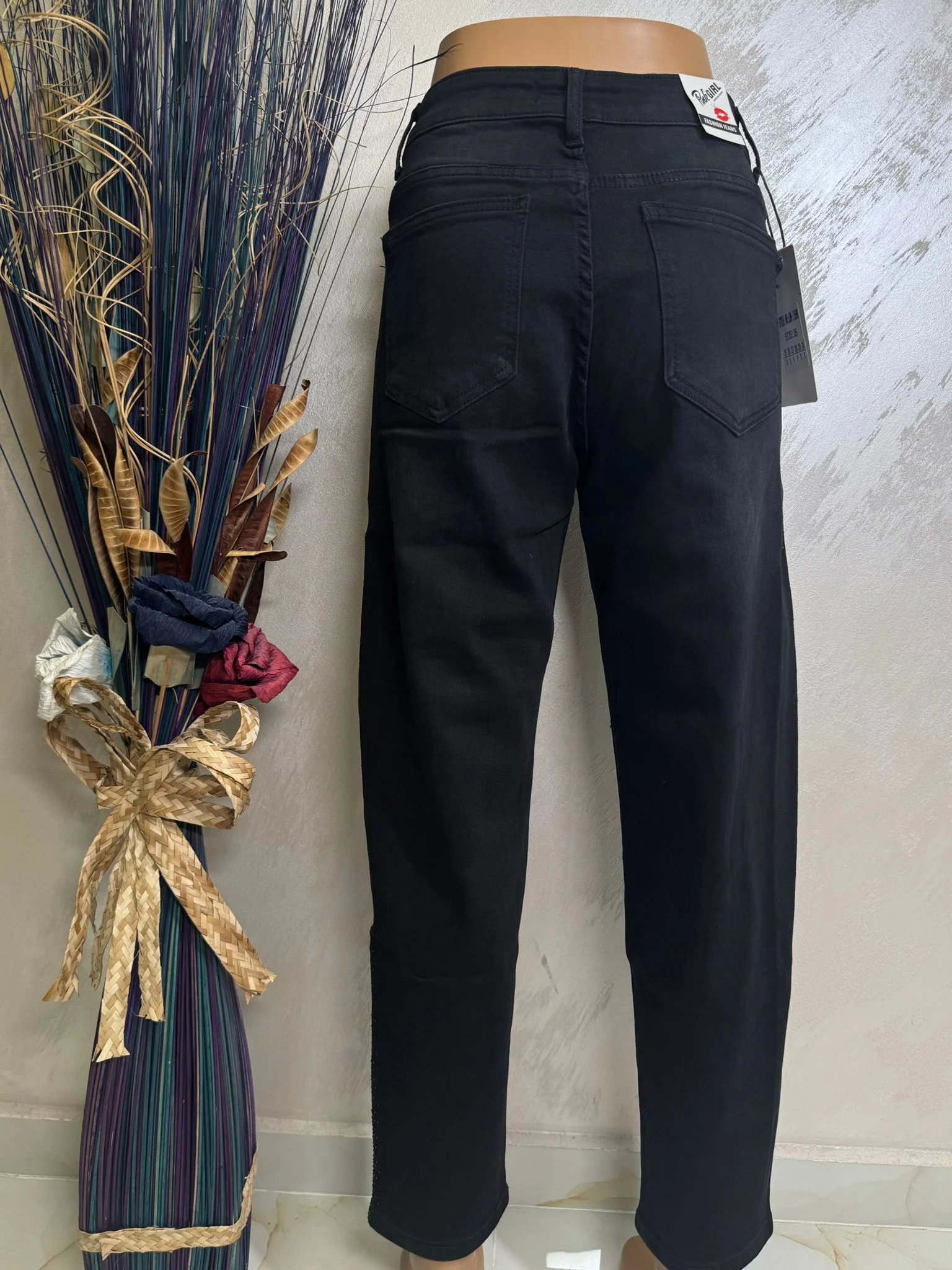 Blugi cu strasuri pe lateral, eleganți și ușor de asortat.