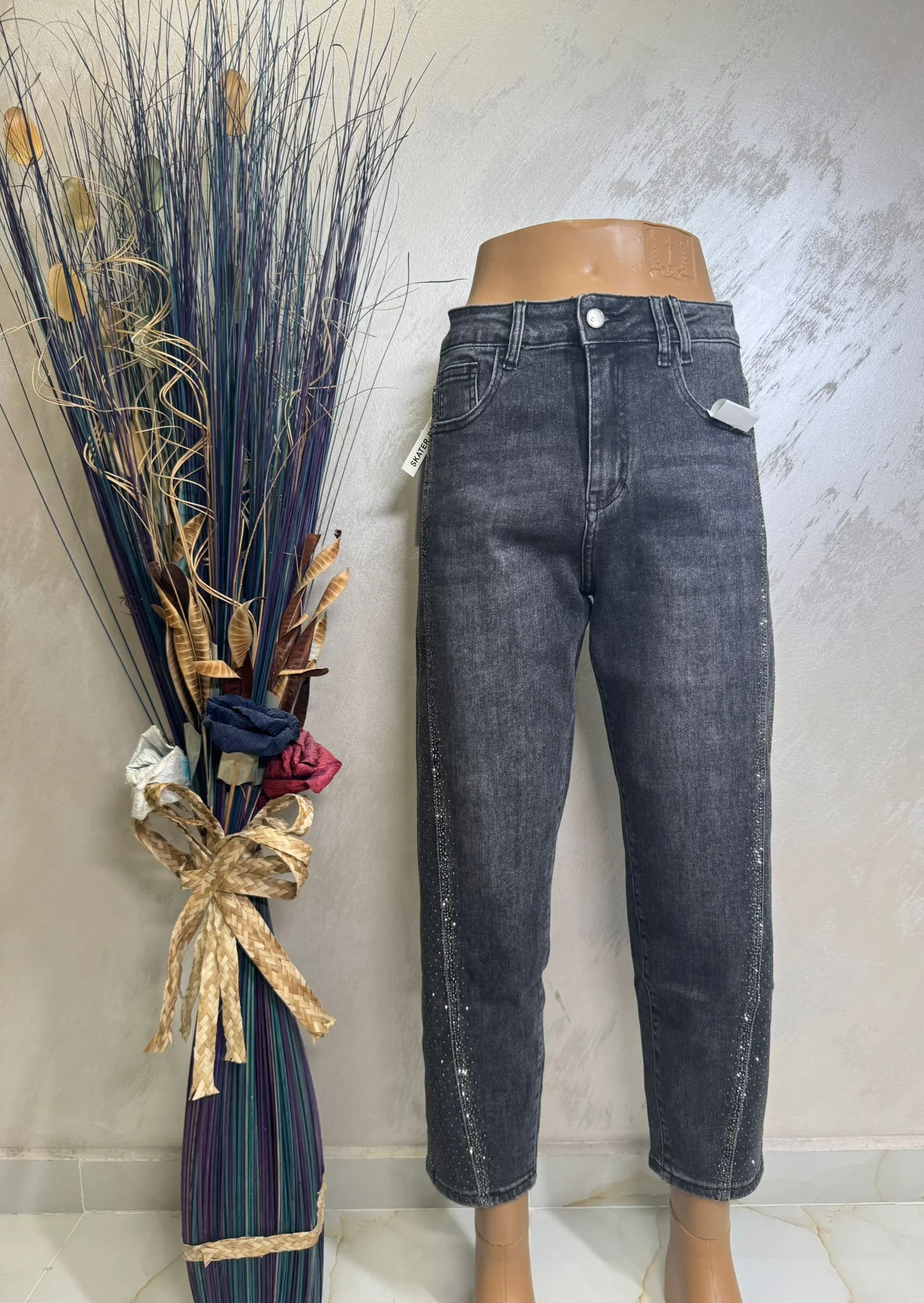 Blugi cu strasuri pe lateral, eleganți și ușor de asortat.