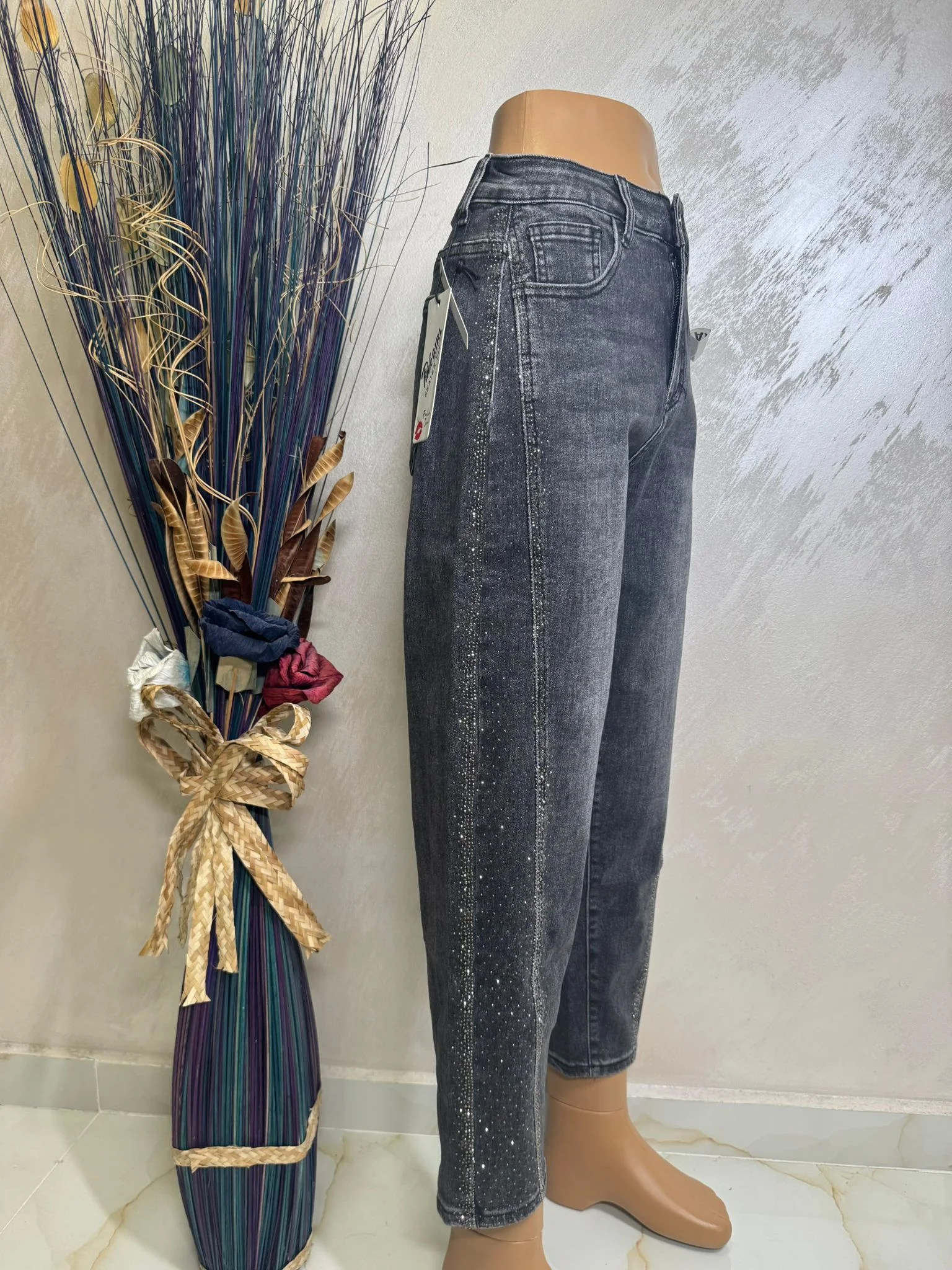 Blugi cu strasuri pe lateral, eleganți și ușor de asortat.