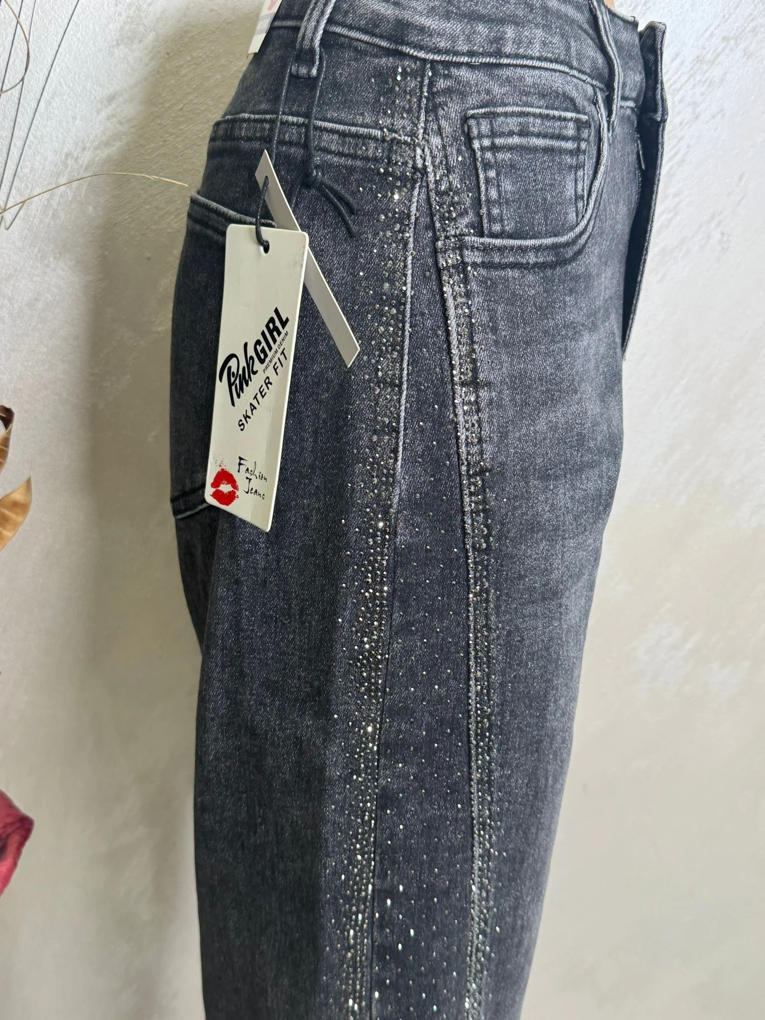 Blugi cu strasuri pe lateral, eleganți și ușor de asortat.