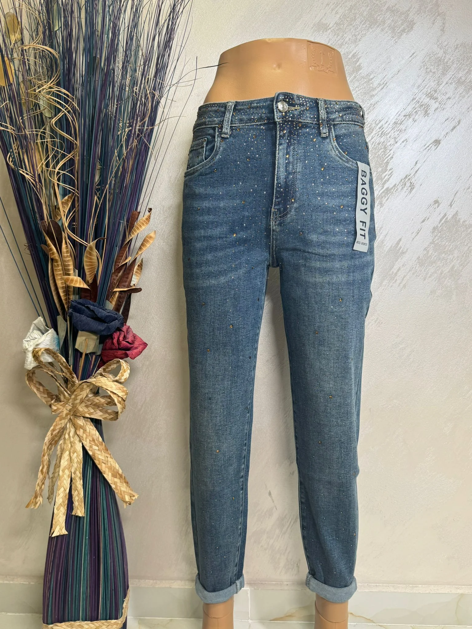 Blugi damă cu strasuri discrete, model modern