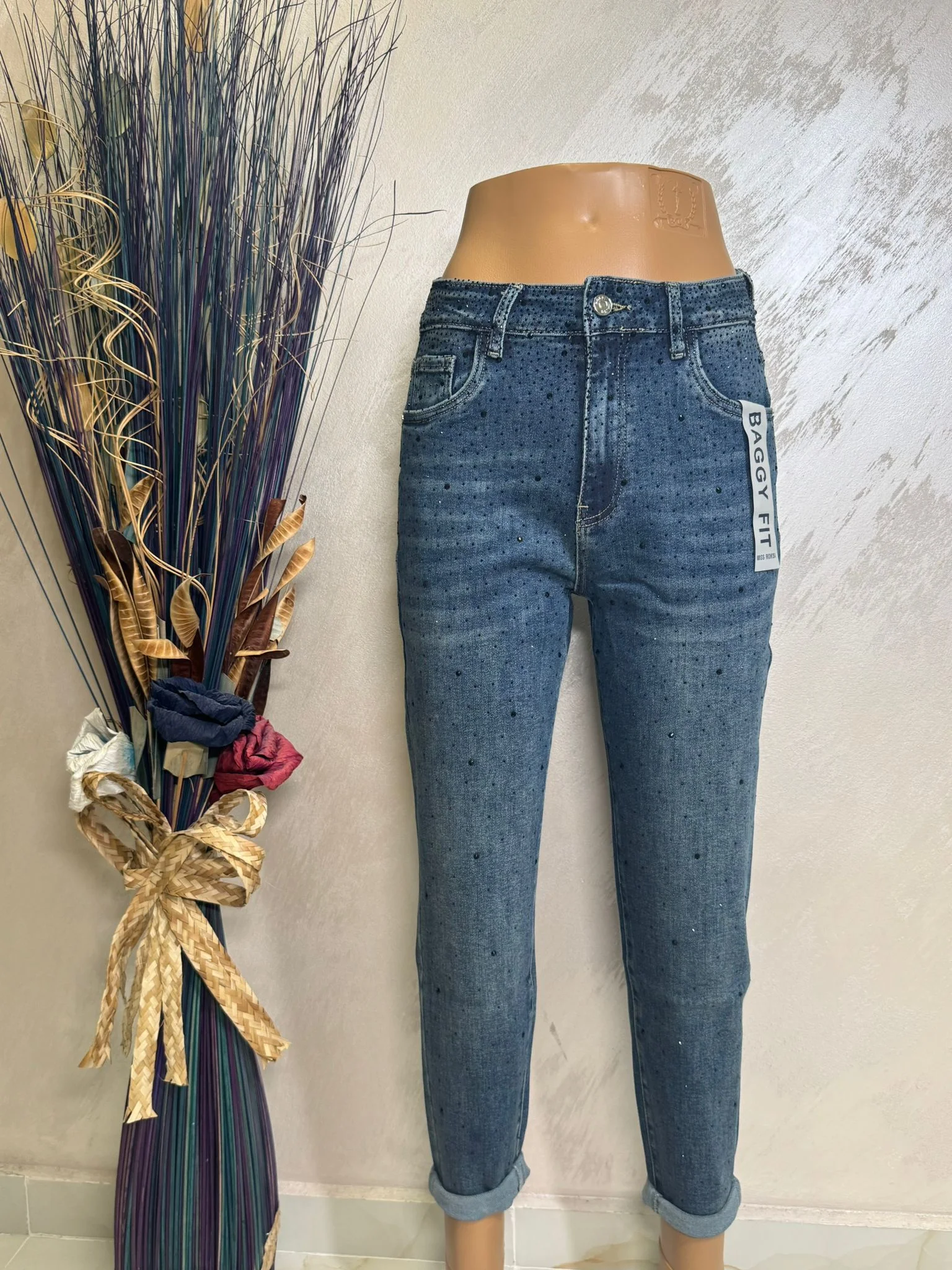 Blugi damă cu strasuri discrete, model modern