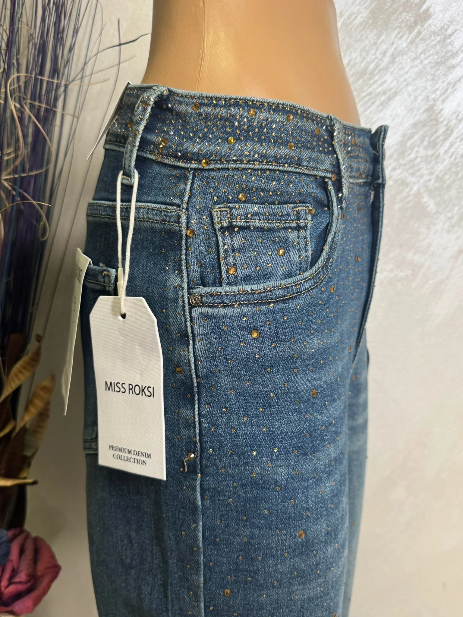 Blugi damă cu strasuri discrete, model modern