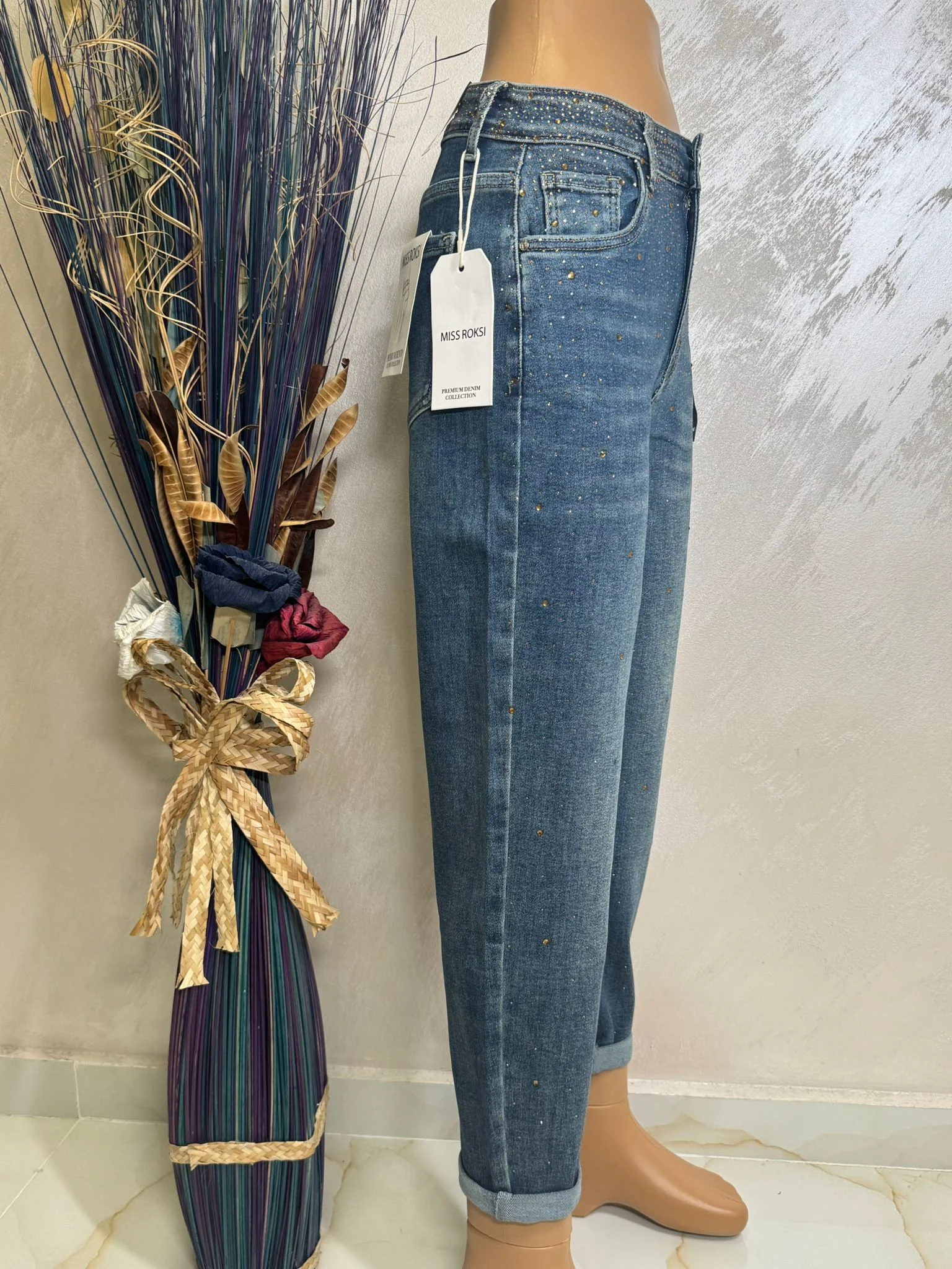 Blugi damă cu strasuri discrete, model modern