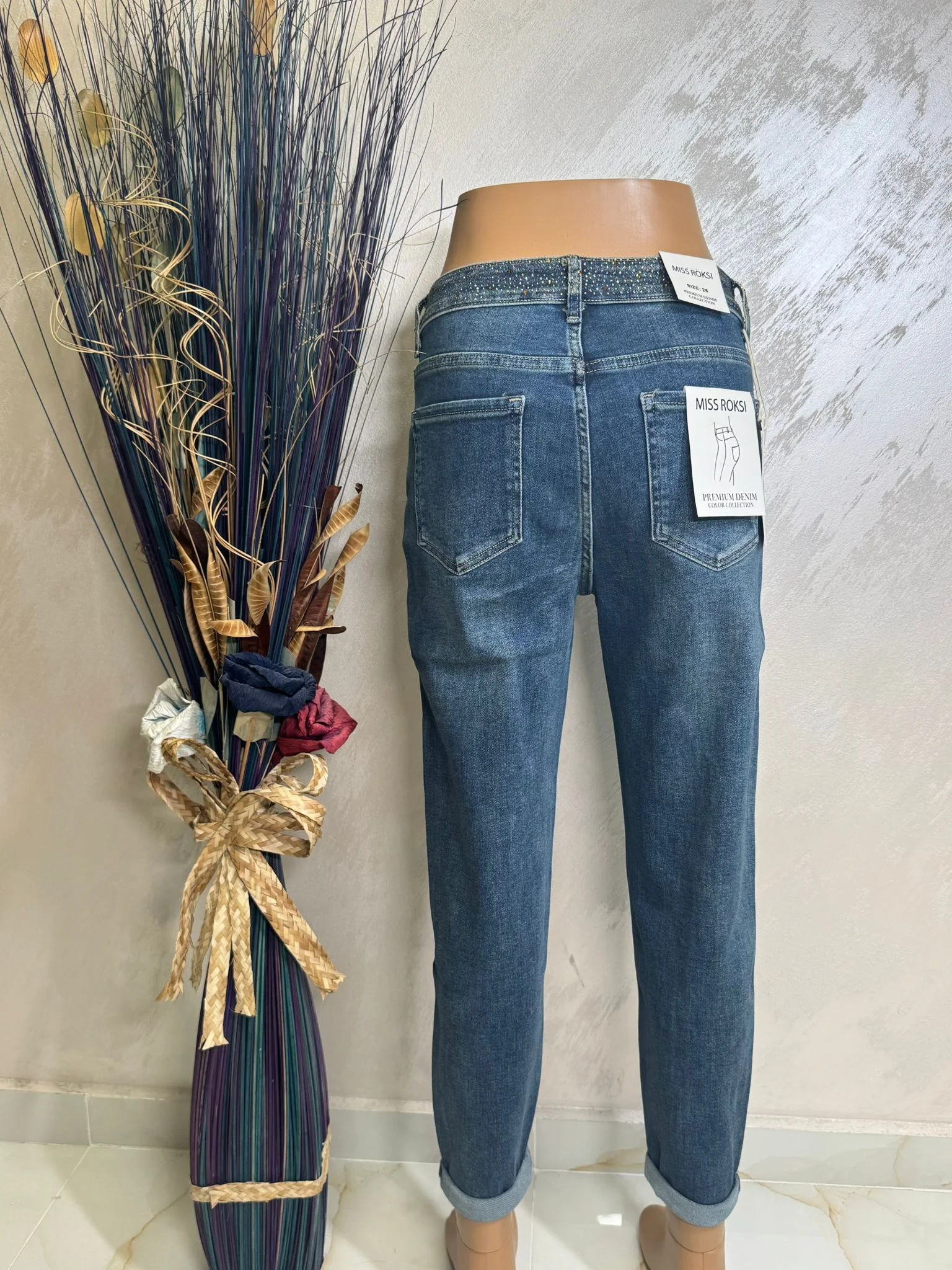 Blugi damă cu strasuri discrete, model modern