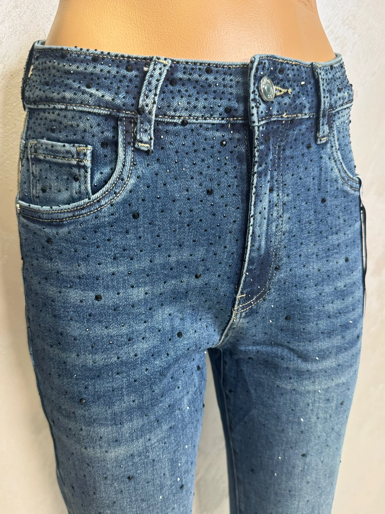 Blugi damă cu strasuri discrete, model modern