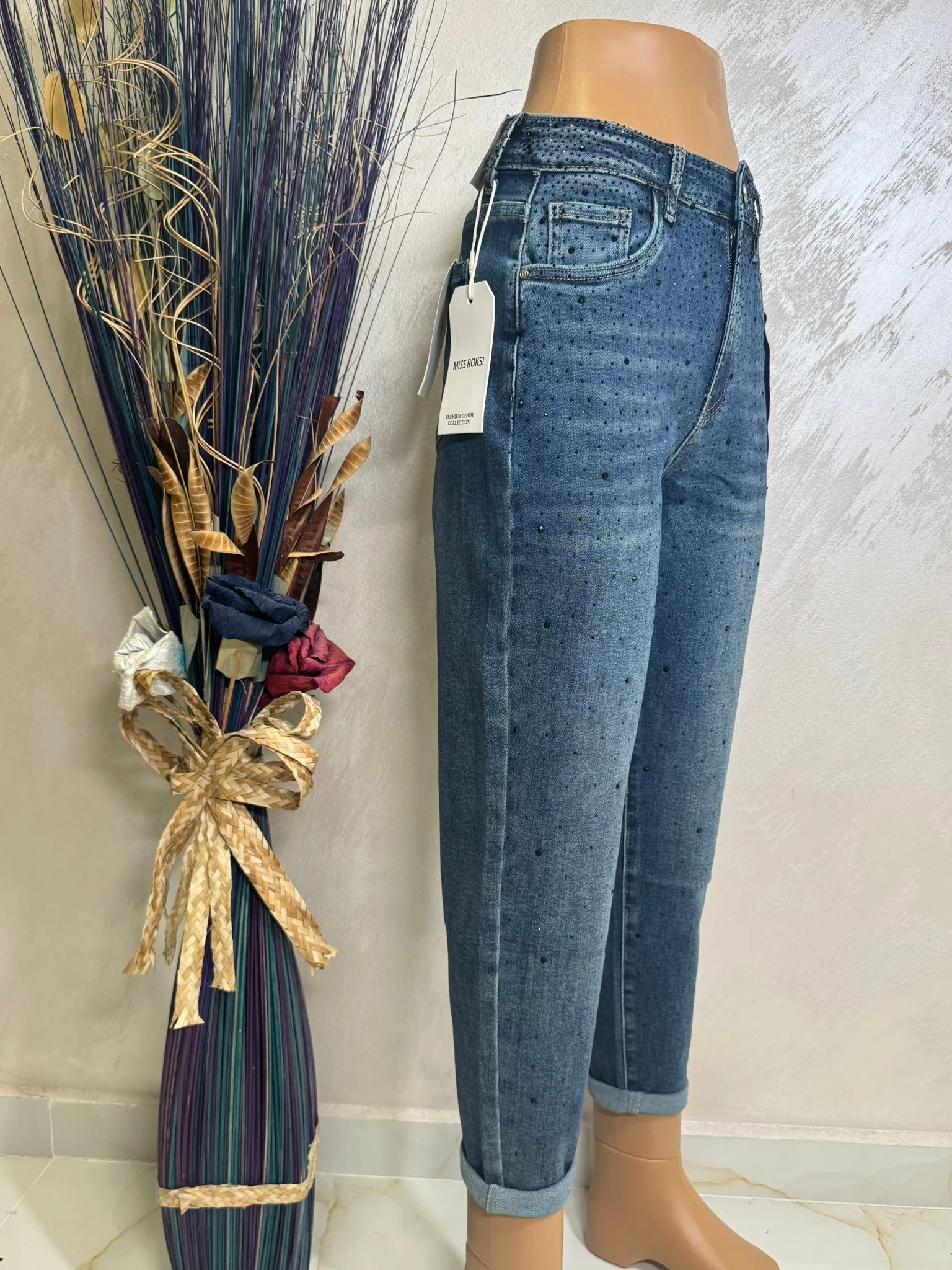 Blugi damă cu strasuri discrete, model modern