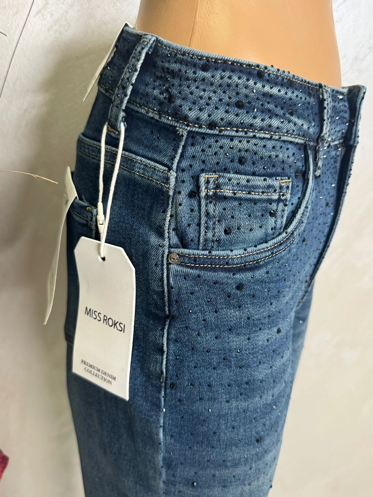 Blugi damă cu strasuri discrete, model modern