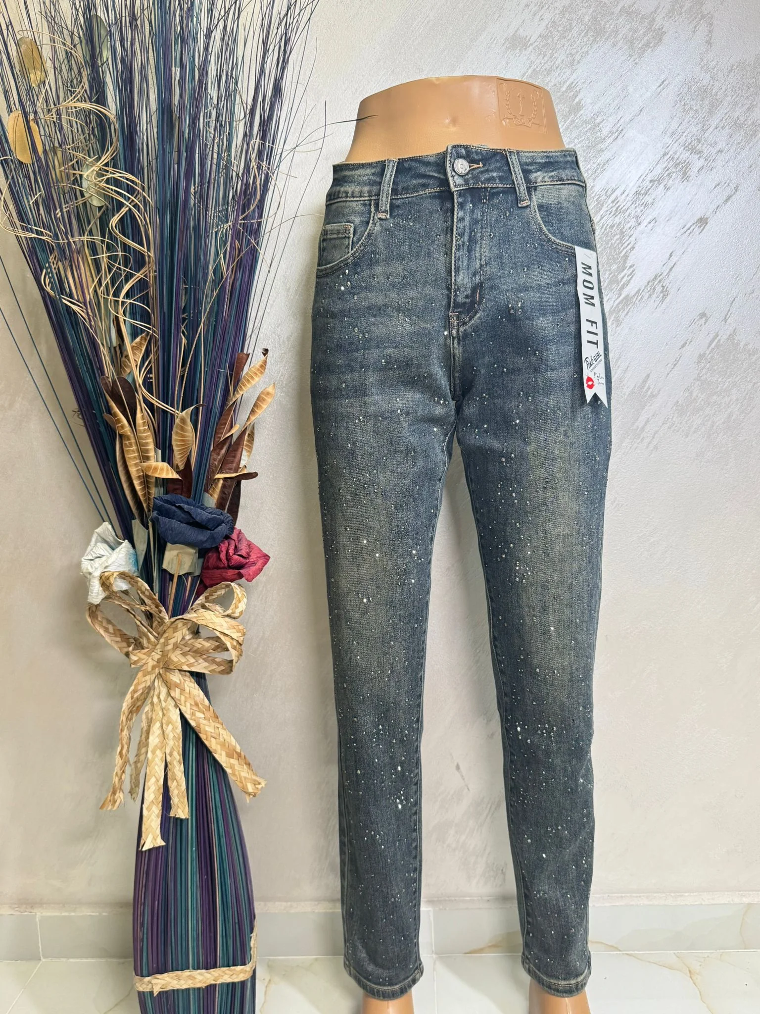 Blugi damă Mom Fit cu strasuri fine, model modern denim