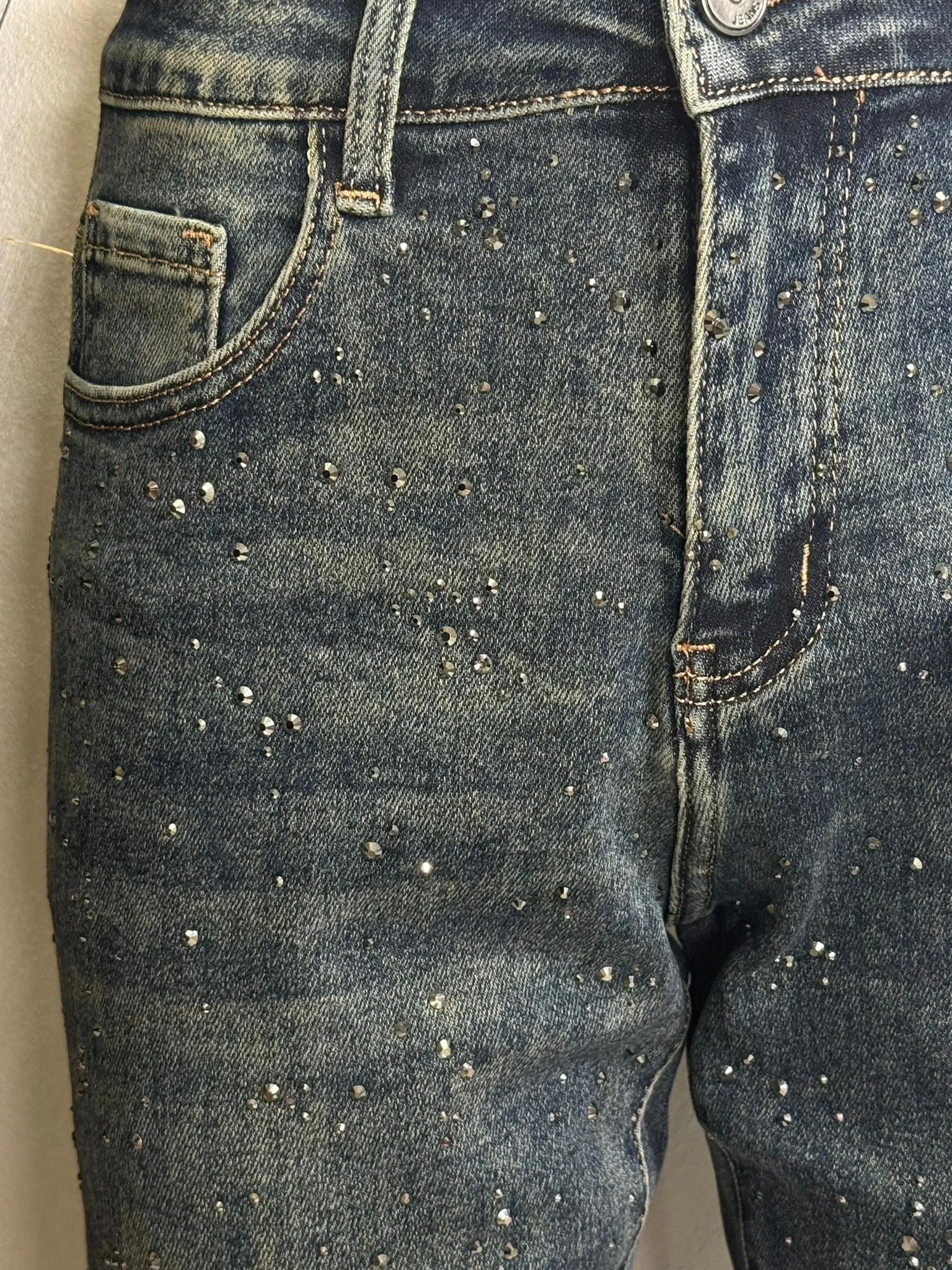 Blugi damă Mom Fit cu strasuri fine, model modern denim