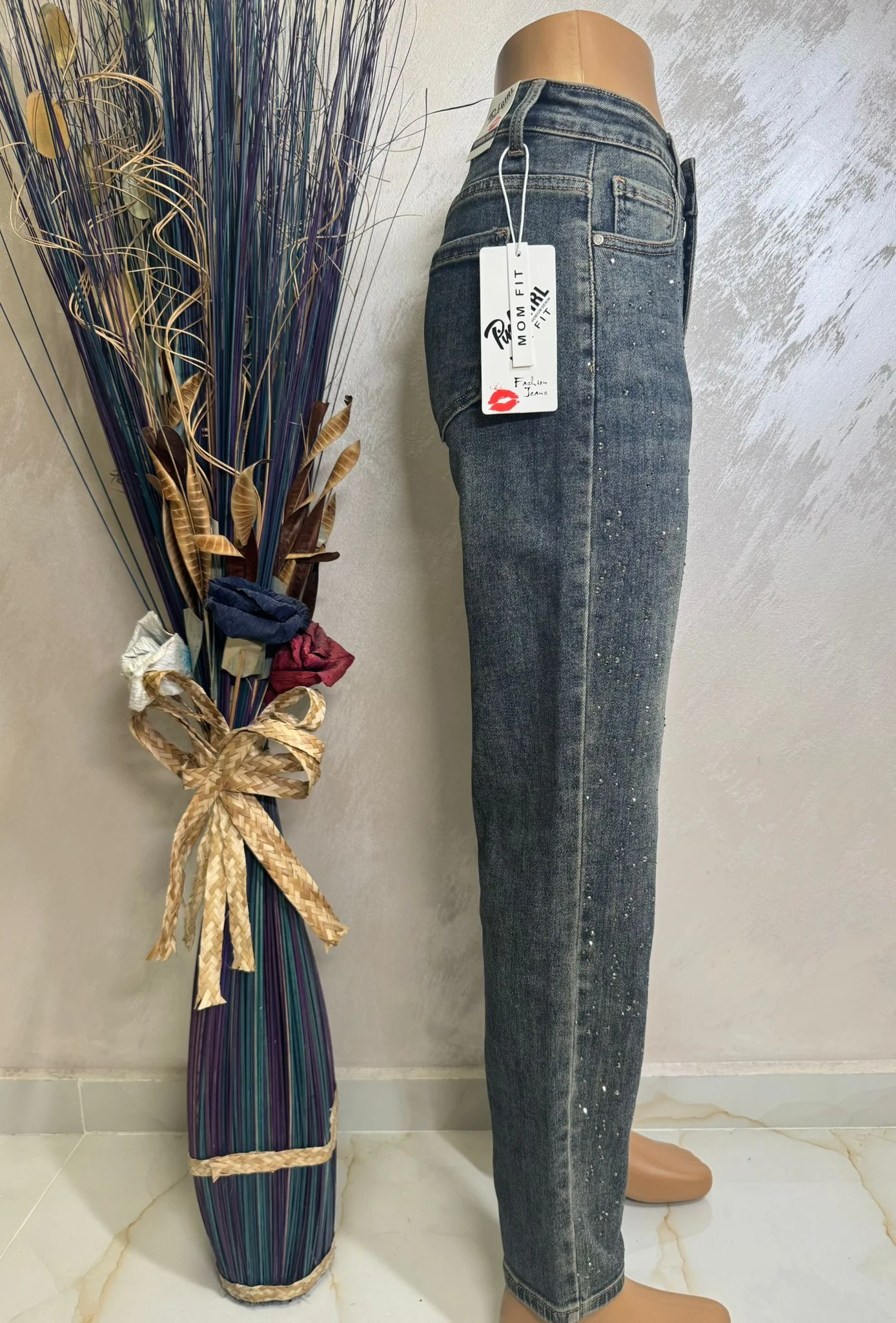 Blugi damă Mom Fit cu strasuri fine, model modern denim