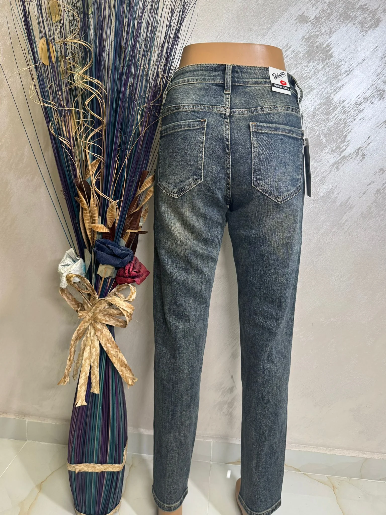 Blugi damă Mom Fit cu strasuri fine, model modern denim