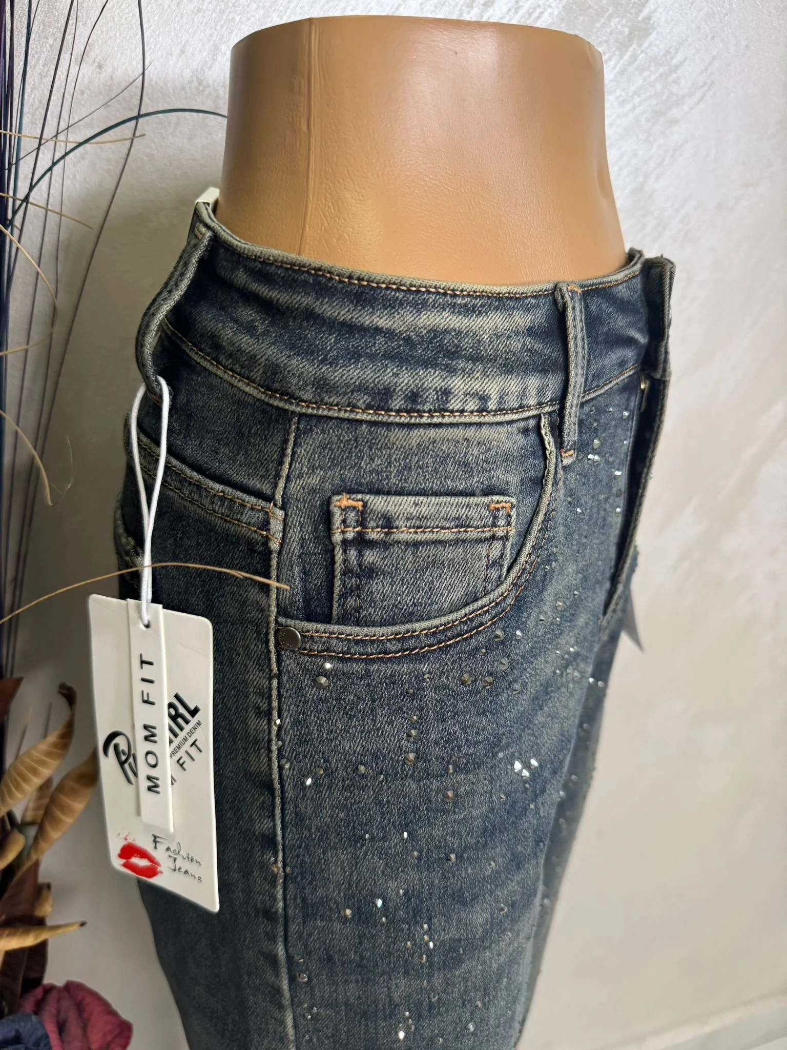 Blugi damă Mom Fit cu strasuri fine, model modern denim