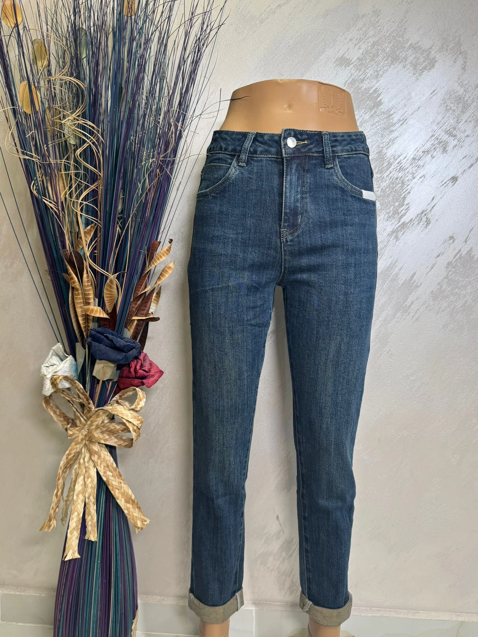 Blugi damă cu efect push-up și buzunar decorativ, model modern denim
