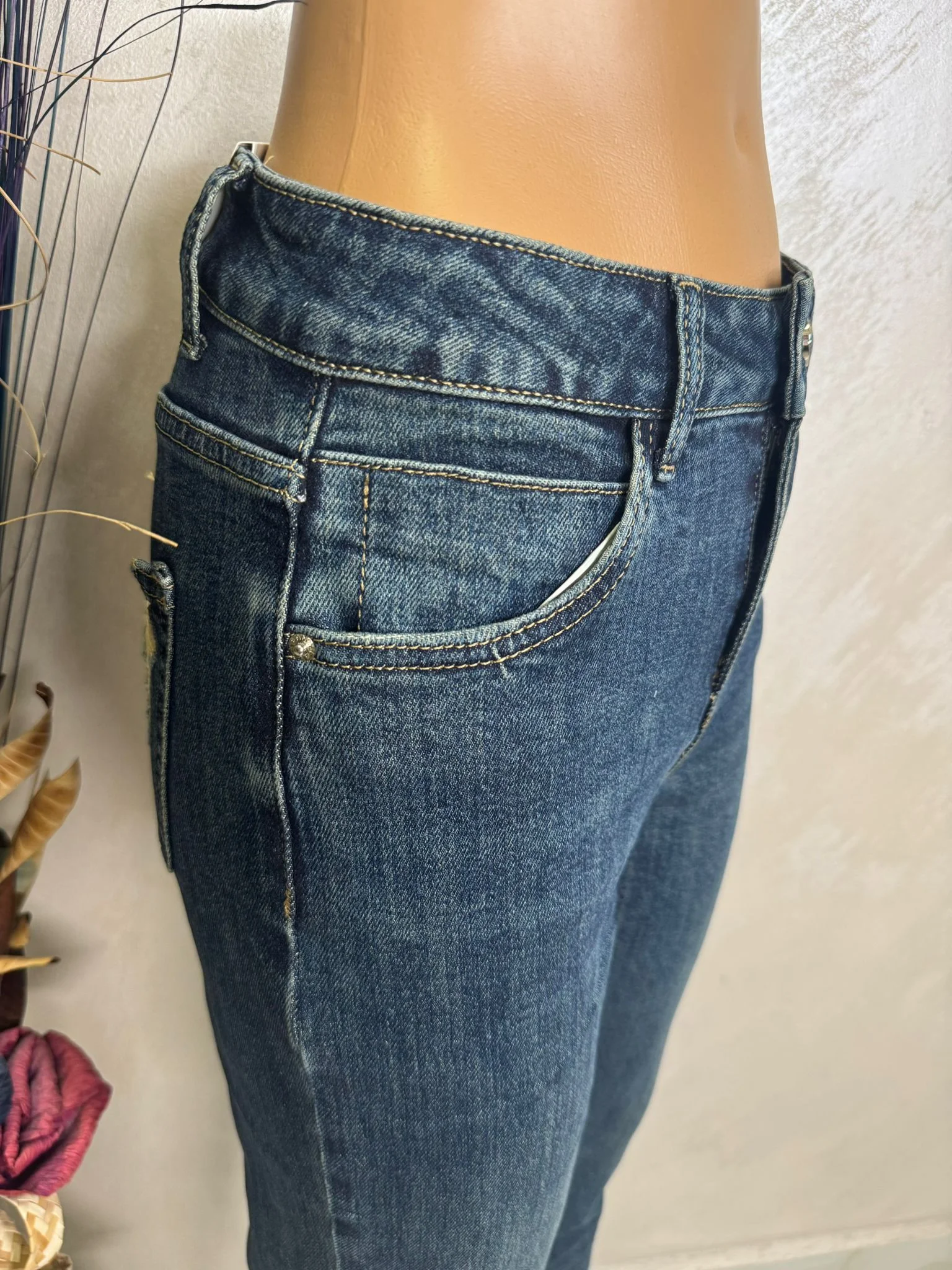 Blugi damă cu efect push-up și buzunar decorativ, model modern denim