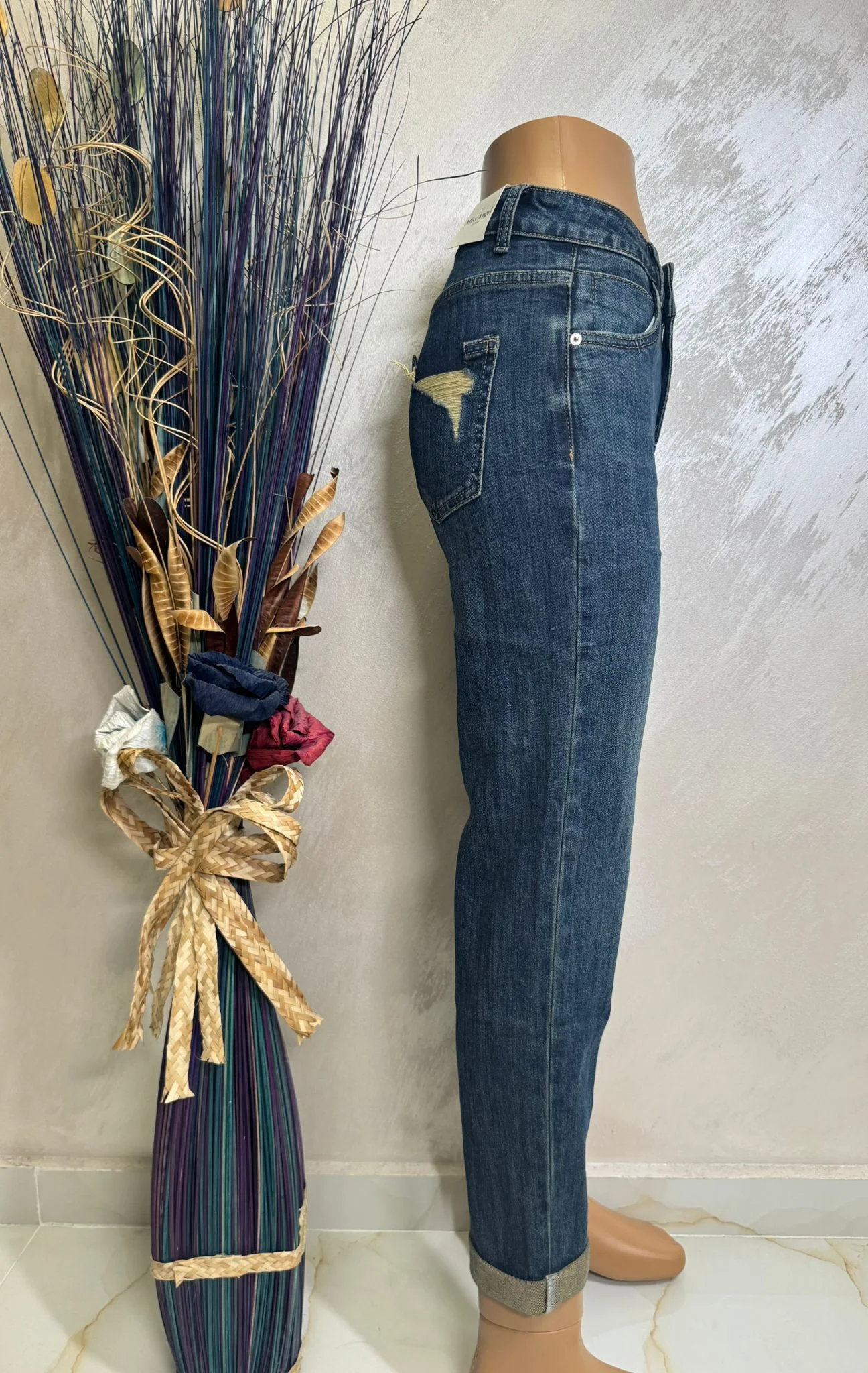 Blugi damă cu efect push-up și buzunar decorativ, model modern denim